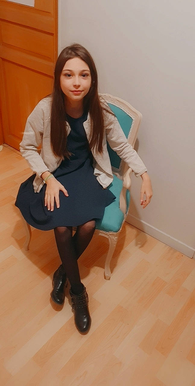 Ambre participe au concours pour gagner de l'argent avec cette photo : black_hair, blazer, collar, day_dress, fashion_design, fashion_model, formal_wear, human_leg, joy, knee, leg, long_hair, neck, person, shoe, sleeve, sportswear, stocking, thigh, trunk