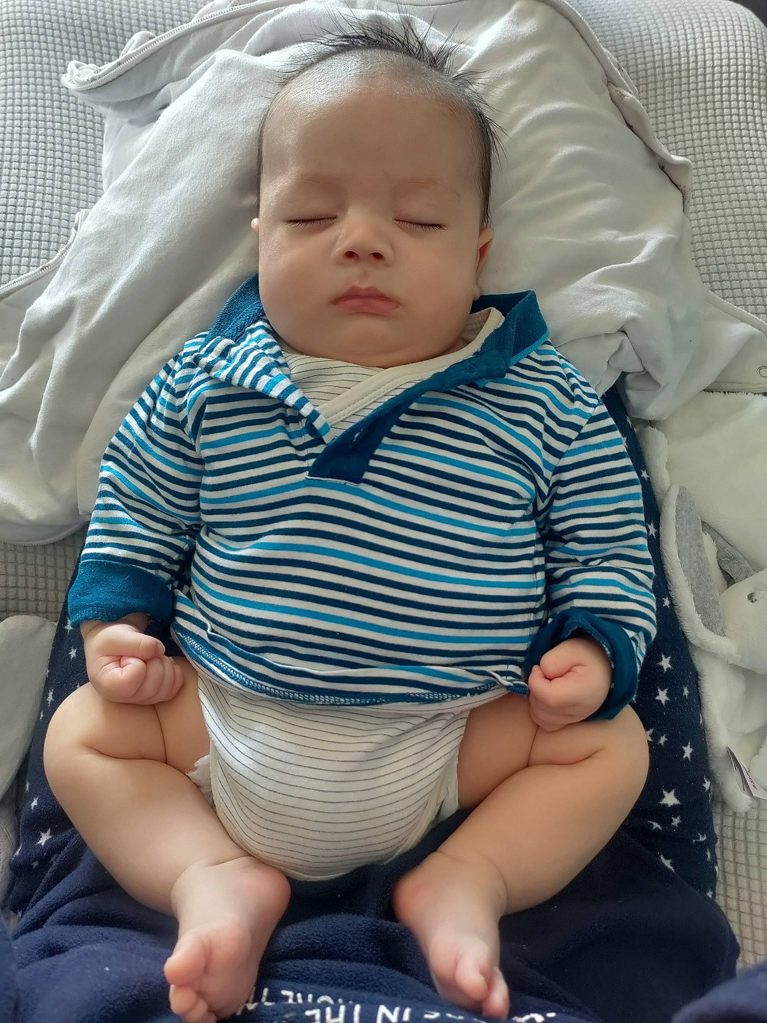 Matéo participe au concours pour gagner de l'argent avec cette photo : baby, baby_products, baby_toddler_clothing, barefoot, cheek, child, comfort, eye, finger, foot, lap, linens, nail, pattern, person, photograph, sitting, skin, sleeve, thumb