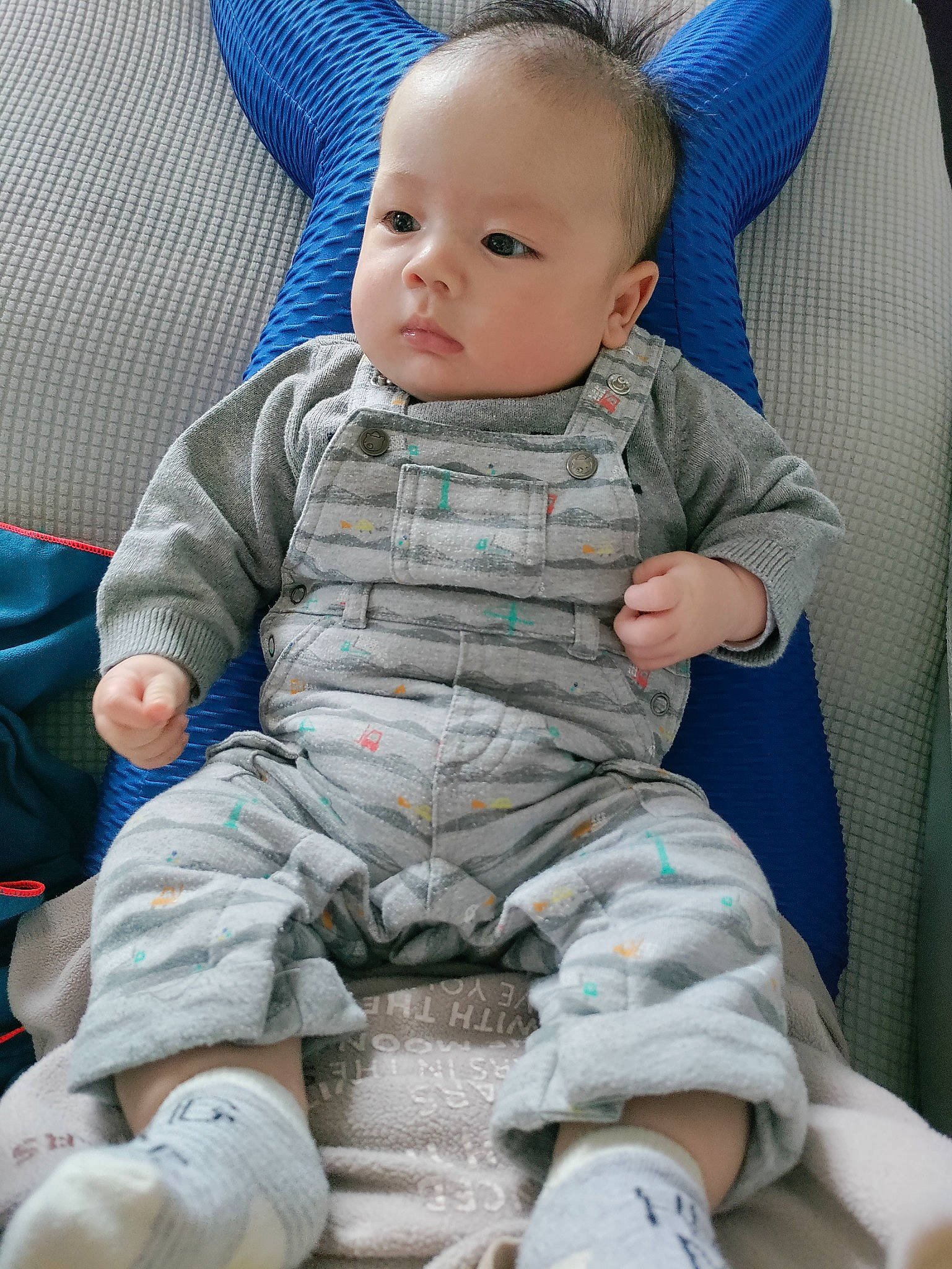 Matéo a rejoint le concours — aidez-le/la à gagner de superbes lots ! baby, baby_products, baby_toddler_clothing, blue, carmine, cheek, child, chin, comfort, electric_blue, facial_expression, head, knee, lap, person, product, sitting, skin, sleeve, textile