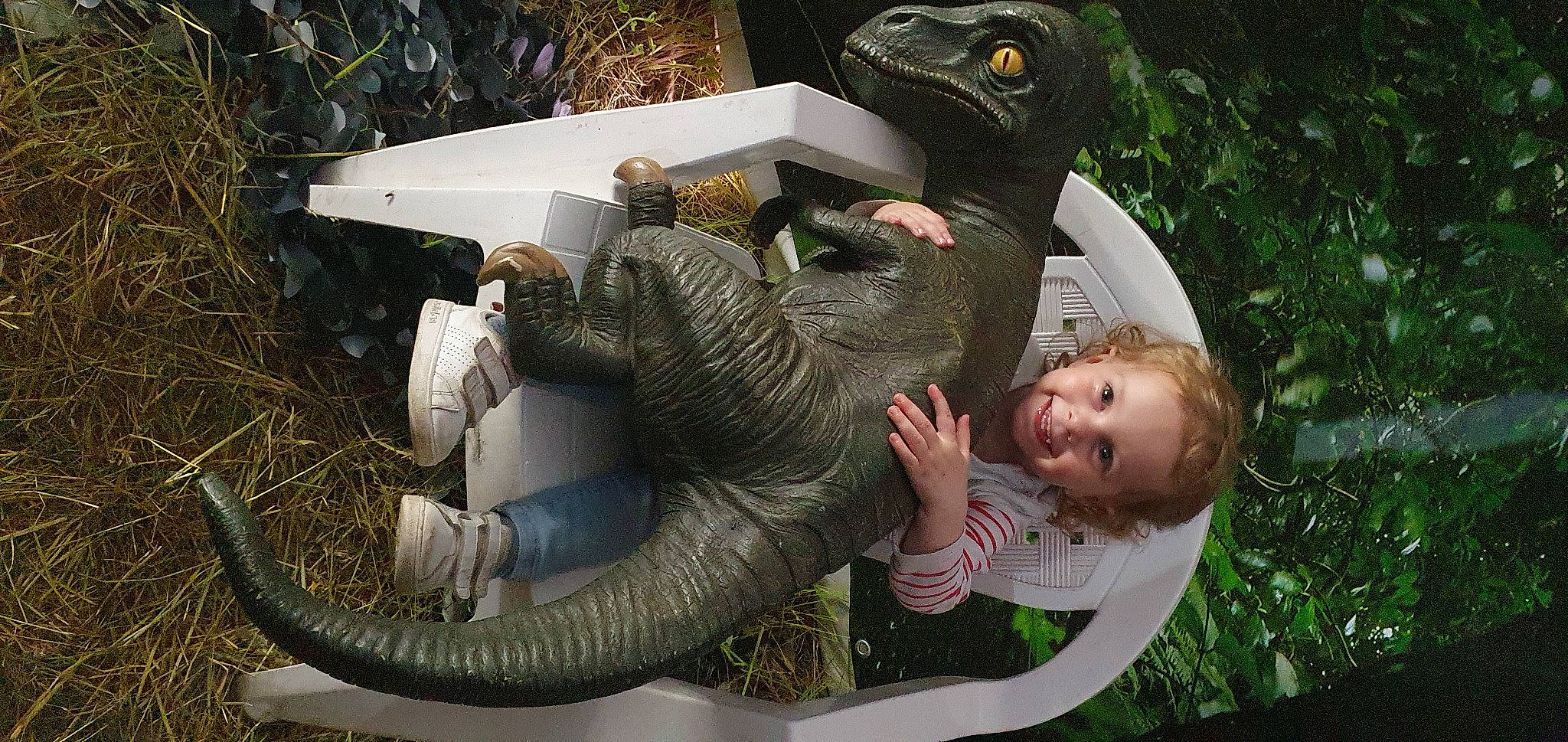 Savannah a rejoint le concours — aidez-le/la à gagner de superbes lots ! art, elephant, fun, garden, grass, happy, indian_elephant, joy, lawn_ornament, leisure, person, plant, recreation, reptile, sculpture, sitting, statue, terrestrial_animal, toddler, tree