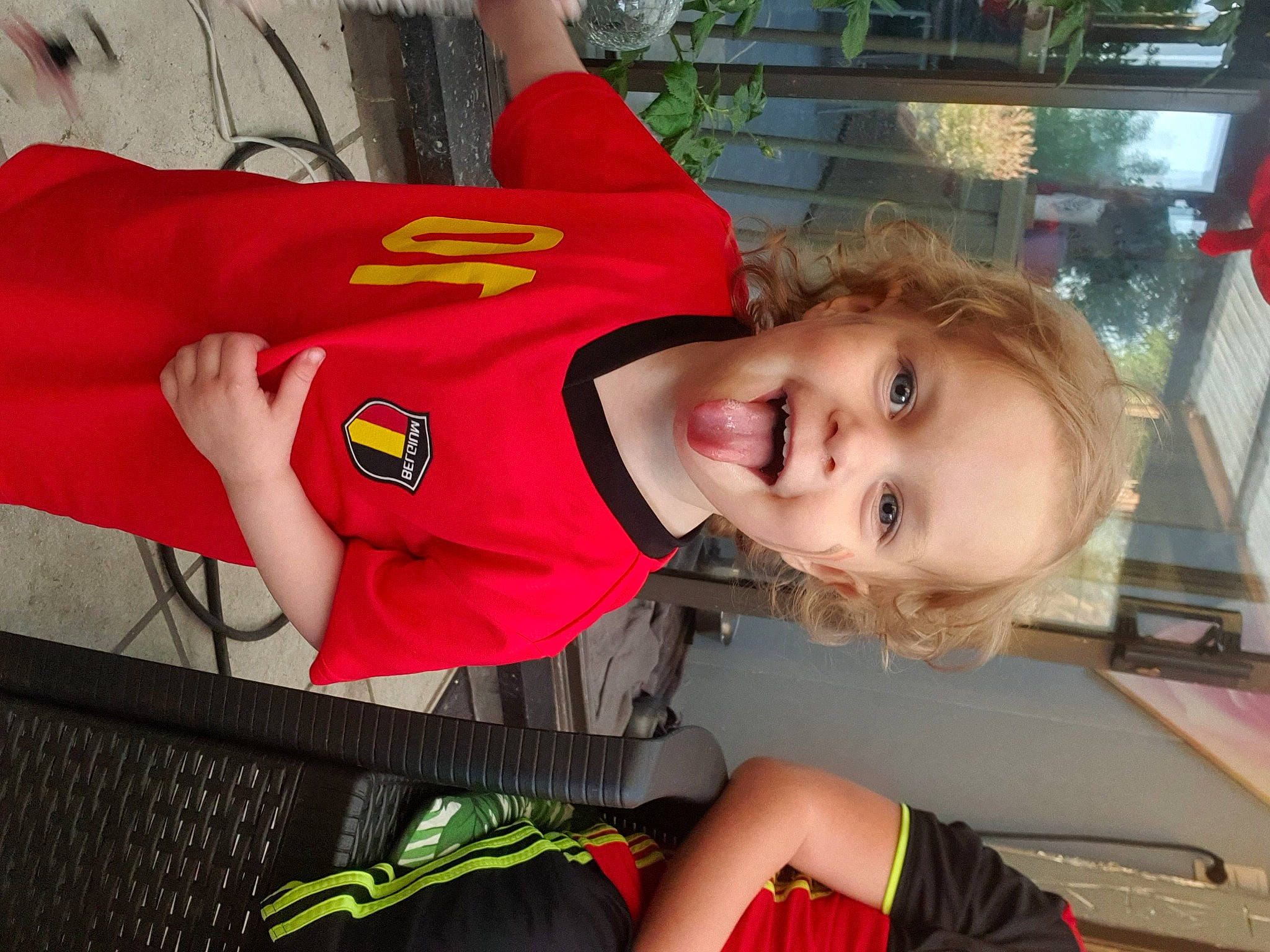 Savannah a rejoint le concours — aidez-le/la à gagner de superbes lots ! baby_toddler_clothing, child, fun, grass, happy, leisure, person, plant, play, sleeve, smile, t_shirt, toddler, tree, vacation