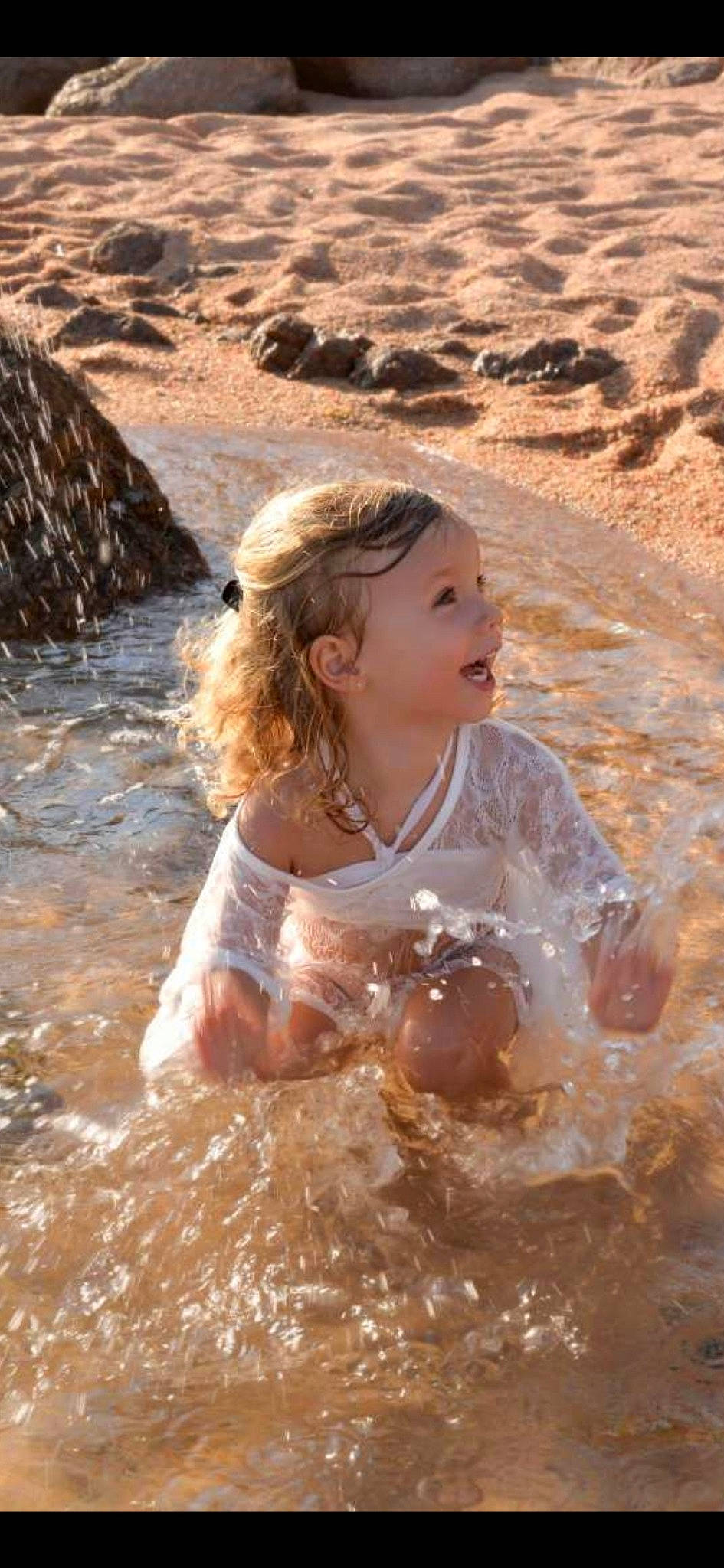 Anghjula-maria participe au concours pour gagner de l'argent avec cette photo : bathing, blond, child, fun, happy, person, photography, play, recreation, smile, summer, sunlight, vacation, water