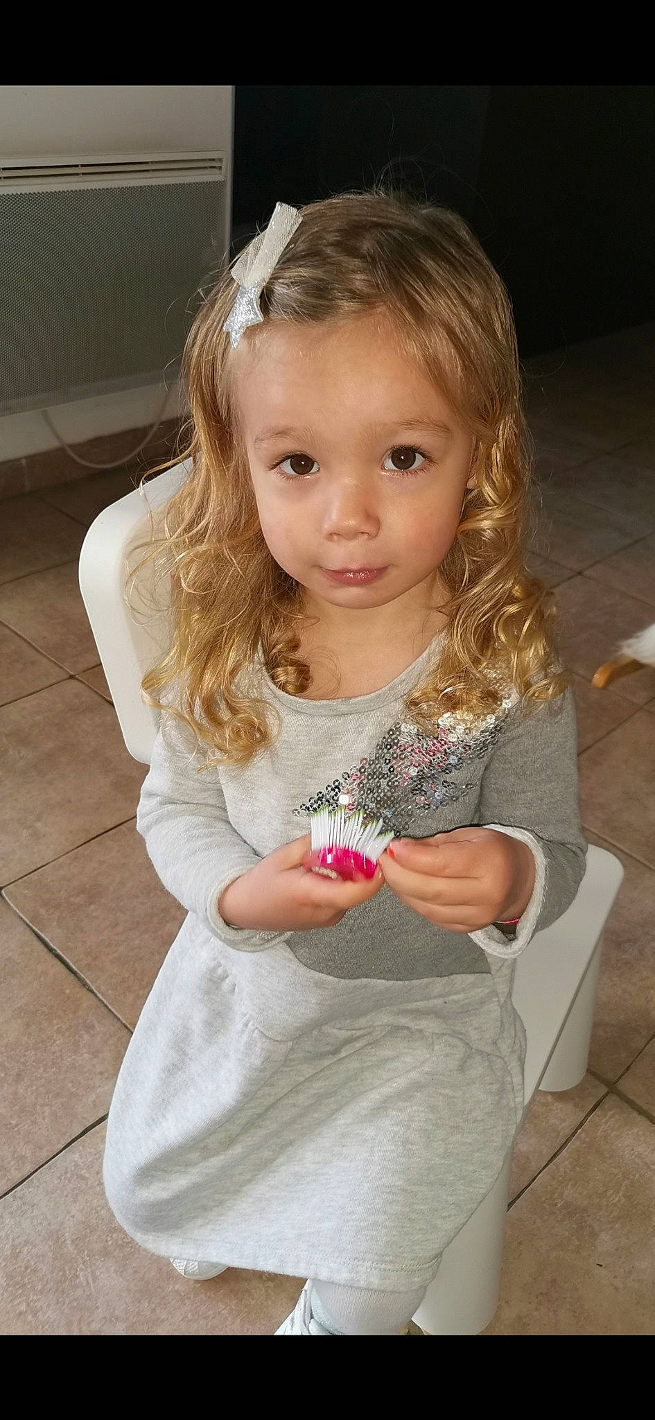 Anghjula-maria a rejoint le concours — aidez-le/la à gagner de superbes lots ! blond, child, child_model, dress, hair, hairstyle, person, smile, toddler