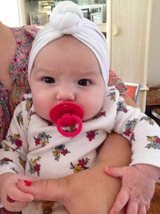 Paola a rejoint le concours — aidez-le/la à gagner de superbes lots ! baby, baby_toddler_clothing, cheek, chin, eye, eyelash, face, facial_expression, gesture, head, human_body, iris, lip, mouth, nose, outerwear, person, pink, product, skin