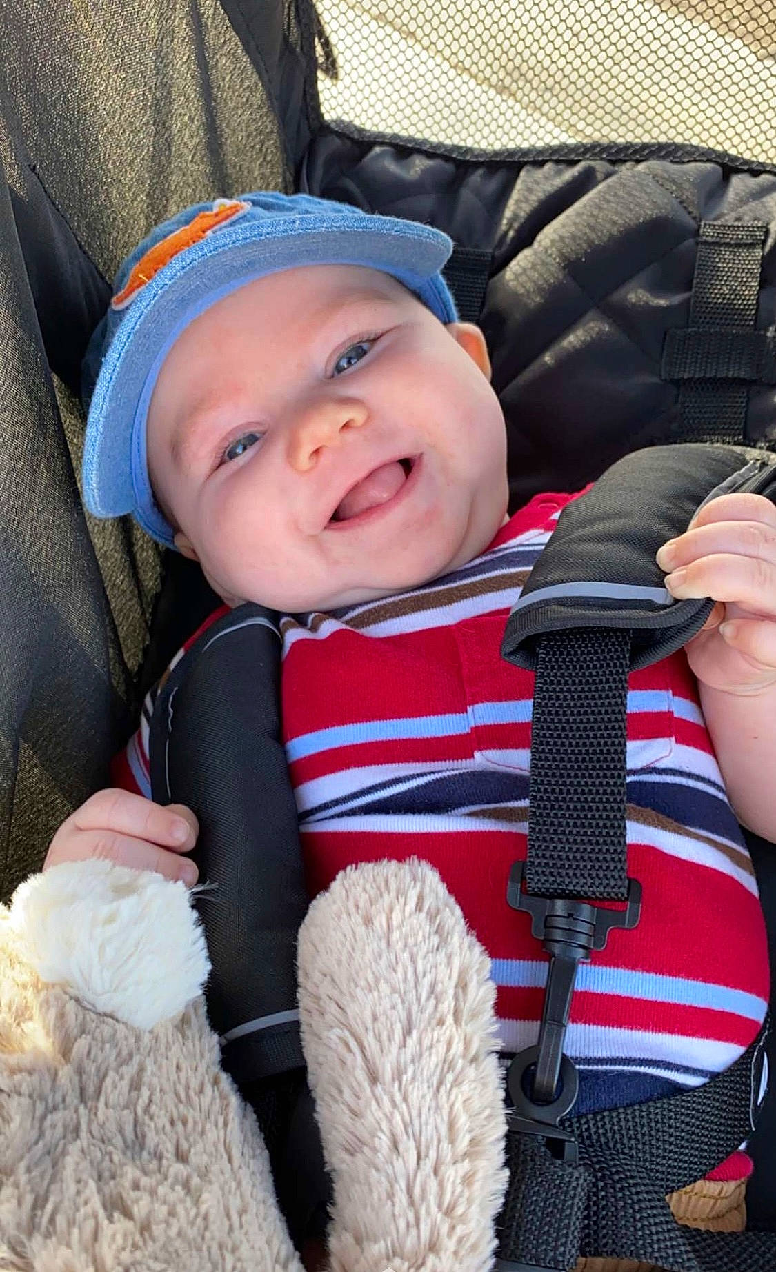 Benji is registered to the contest to win money with this photo: auto_part, baby, baby_carriage, baby_products, baby_safety, baby_toddler_clothing, beauty, car_seat, cheek, child, comfort, electric_blue, fashion_accessory, fun, happy, headwear, person, product, sitting, smile