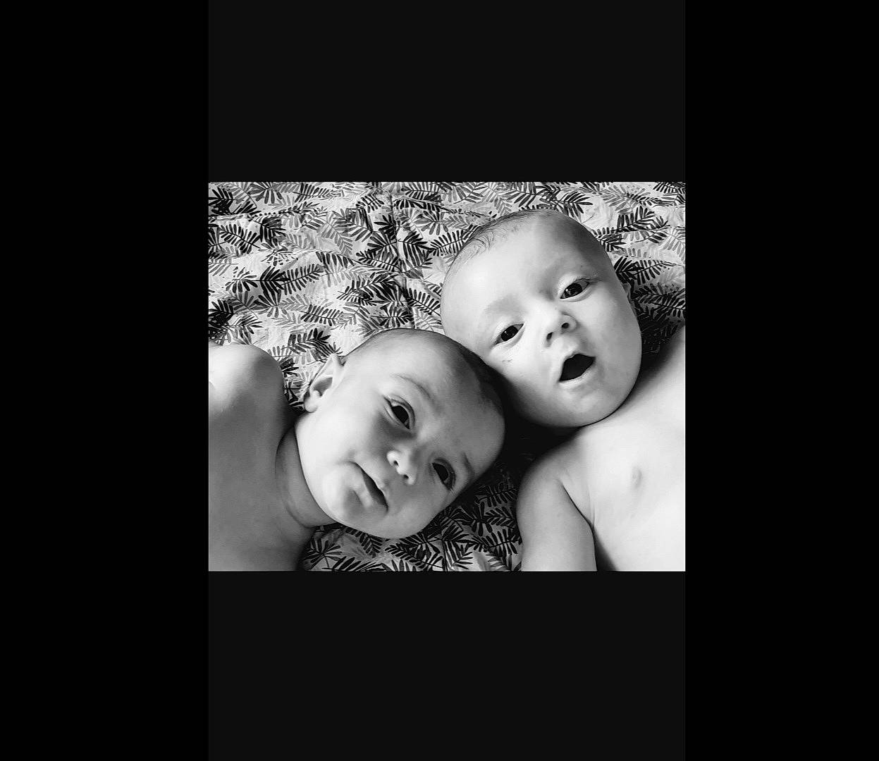 Victoire participe au concours pour gagner de l'argent avec cette photo : adaptation, art, baby, black_and_white, cloud, darkness, event, flash_photography, font, gesture, happy, monochrome, monochrome_photography, person, photo_caption, picture_frame, sky, still_life_photography, style, toddler