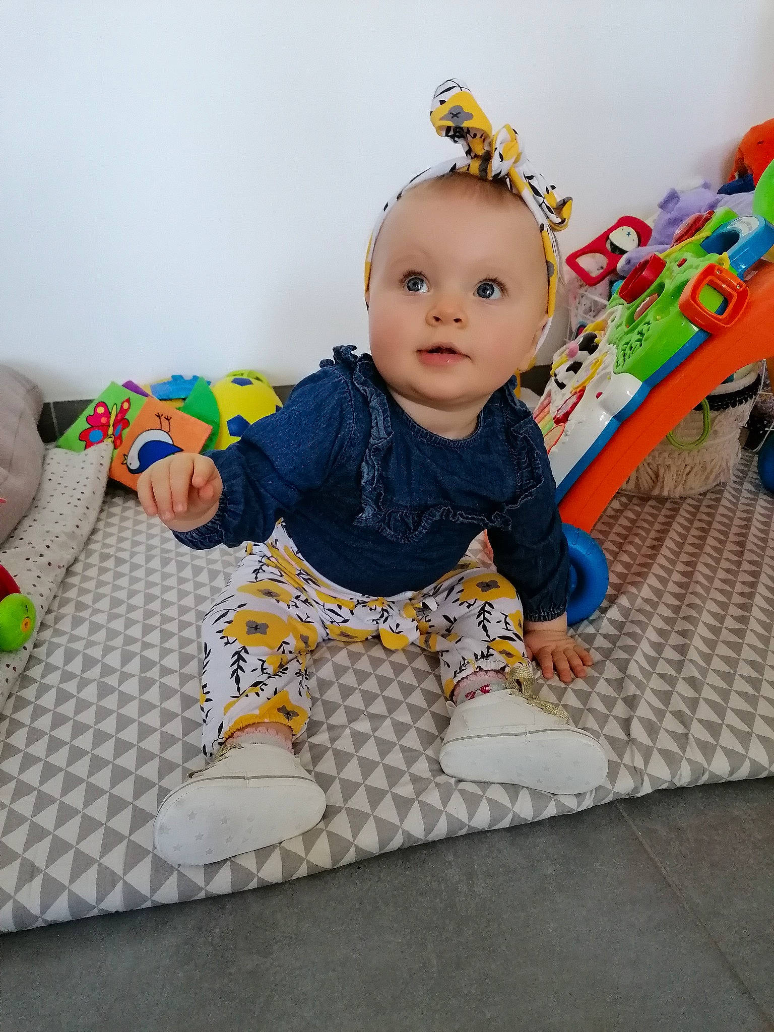 Romane participe au concours pour gagner de l'argent avec cette photo : art, baby, baby_toddler_clothing, baby_toys, child, doll, eye, floor, flooring, fun, happy, pattern, person, shelf, sitting, sleeve, smile, stuffed_toy, toddler, toy