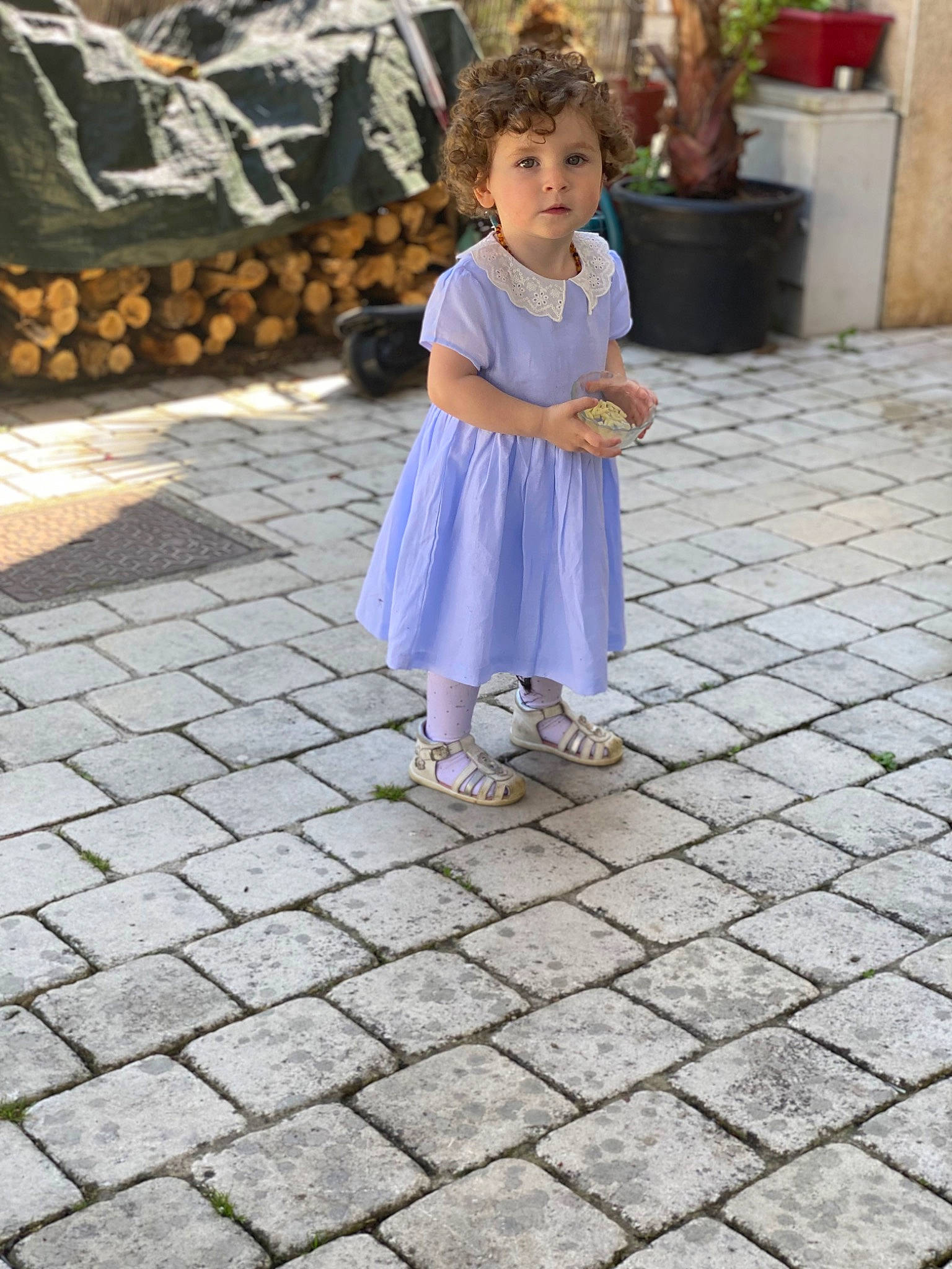 Kiara a rejoint le concours — aidez-le/la à gagner de superbes lots ! asphalt, child, dress, floor, flooring, flowerpot, fun, human_leg, leg, leisure, morning, person, photograph, plant, road, road_surface, sandal, sidewalk, temple, toddler