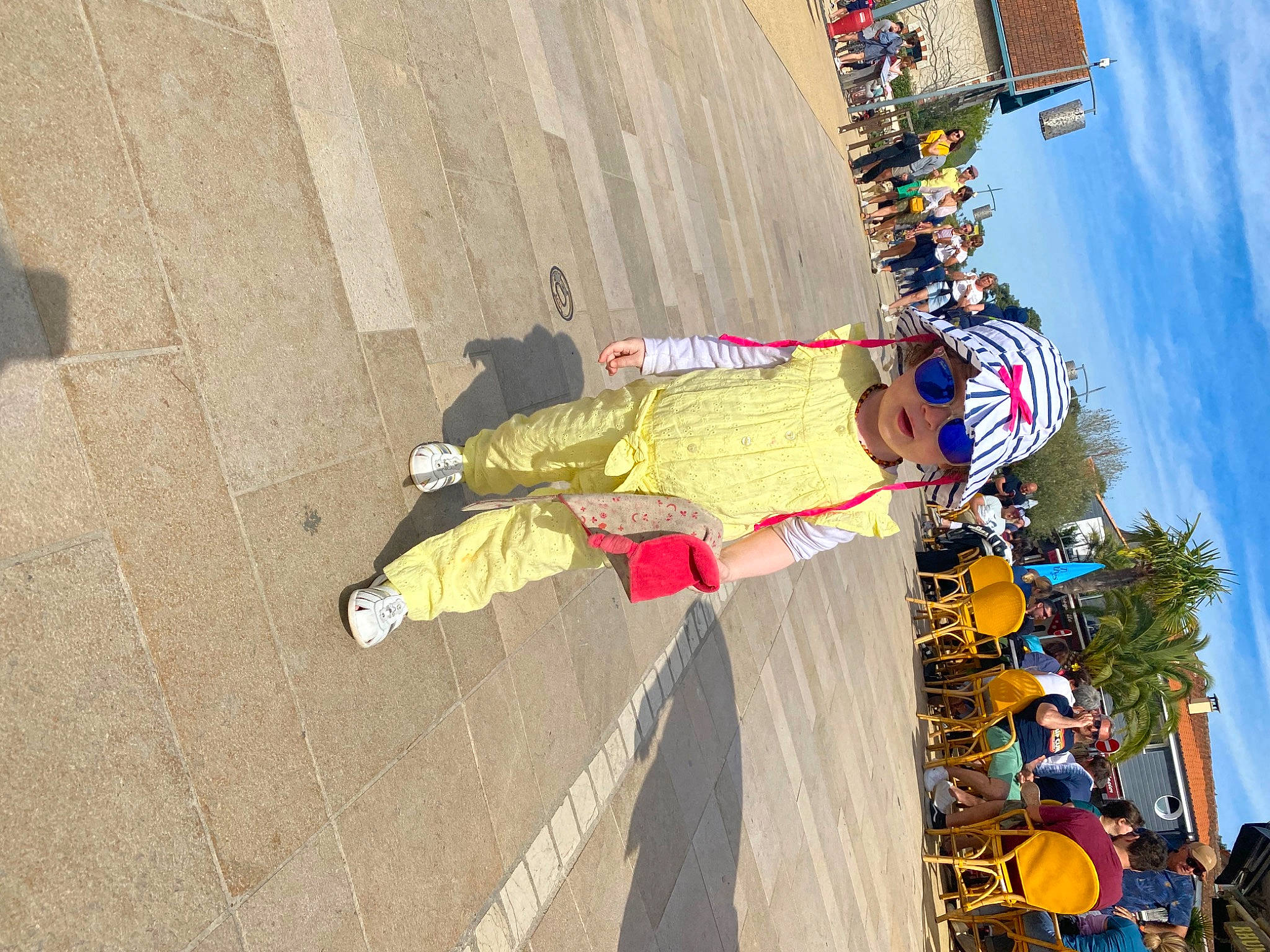 Kiara a rejoint le concours — aidez-le/la à gagner de superbes lots ! city, cloud, concrete, facade, flooring, fun, headwear, landscape, leisure, pedestrian, person, recreation, road_surface, shadow, sidewalk, sky, street, tourism, travel, tree