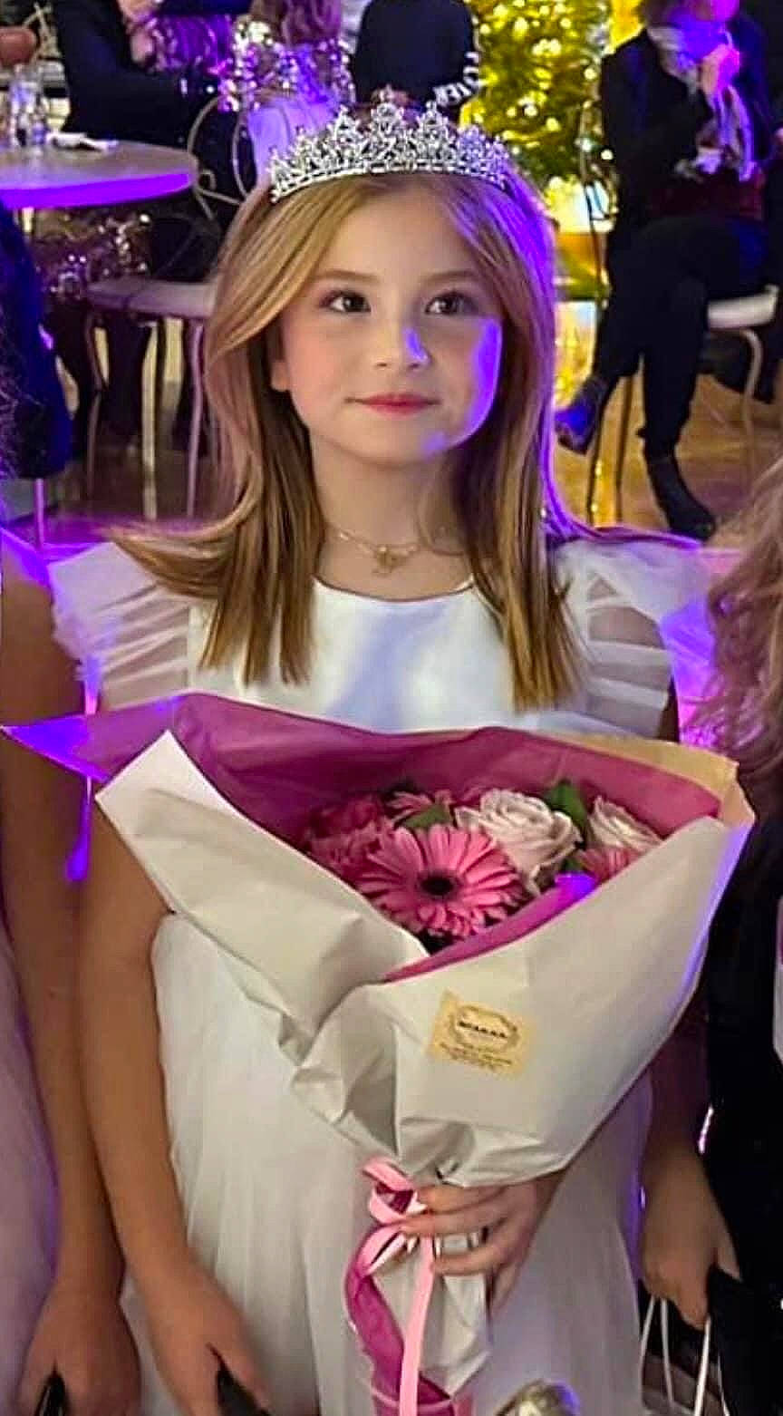 Giulia a rejoint le concours — aidez-le/la à gagner de superbes lots ! beauty, blond, child, event, fashion, fashion_design, fun, hairstyle, happy, jewellery, joy, long_hair, magenta, necklace, person, petal, pink, purple, skin, smile