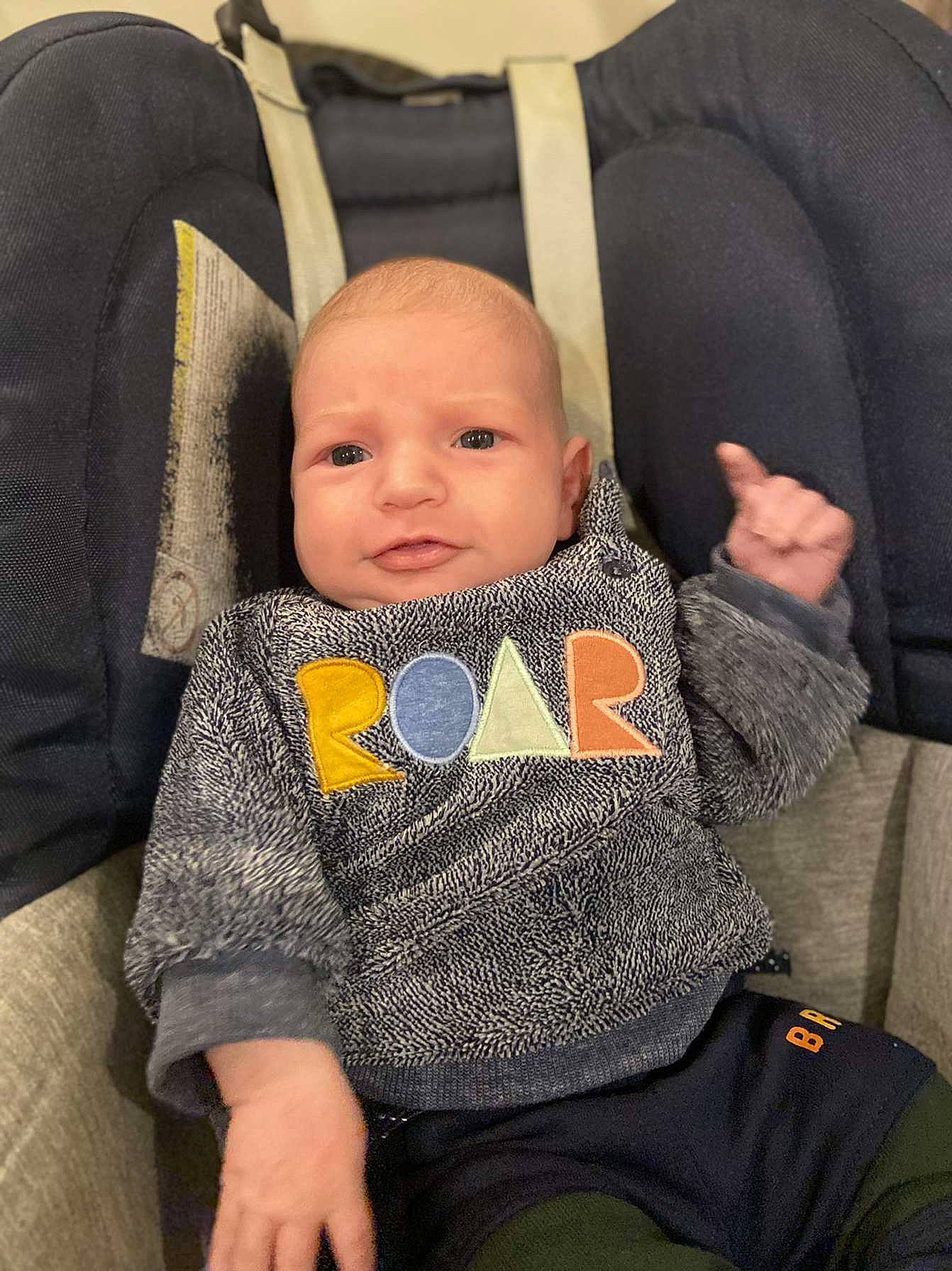 Thimothé a rejoint le concours — aidez-le/la à gagner de superbes lots ! baby, baby_carriage, baby_products, baby_toddler_clothing, chair, cheek, child, collar, comfort, gesture, grey, lap, outerwear, pattern, person, personal_protective_equipment, sitting, skin, sleeve, textile