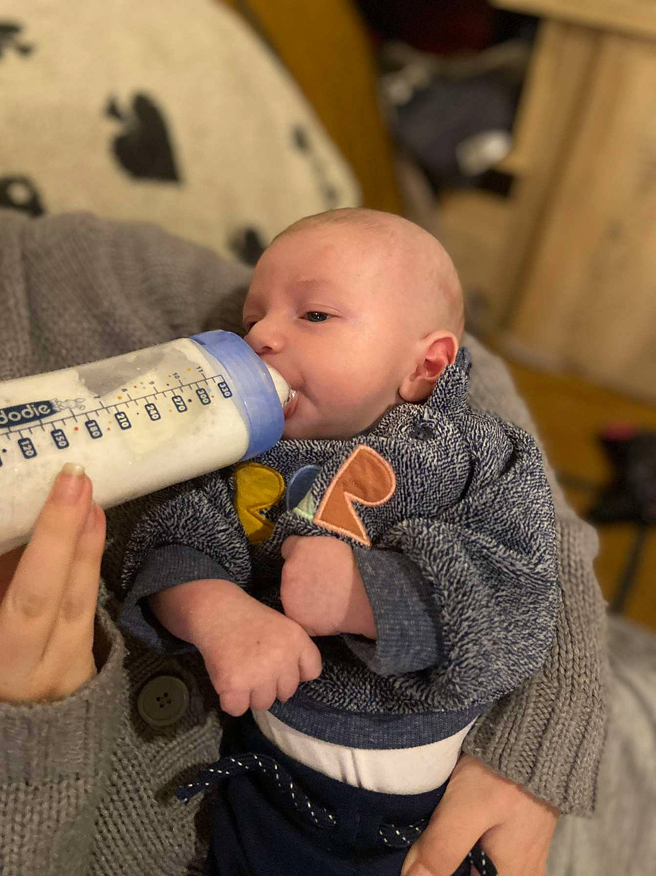 Thimothé participe au concours pour gagner de l'argent avec cette photo : baby, baby_products, baby_toddler_clothing, cheek, child, comfort, drinkware, finger, gesture, hairstyle, hand, happy, head, nail, person, plastic_bottle, sitting, skin, sleeve, thumb