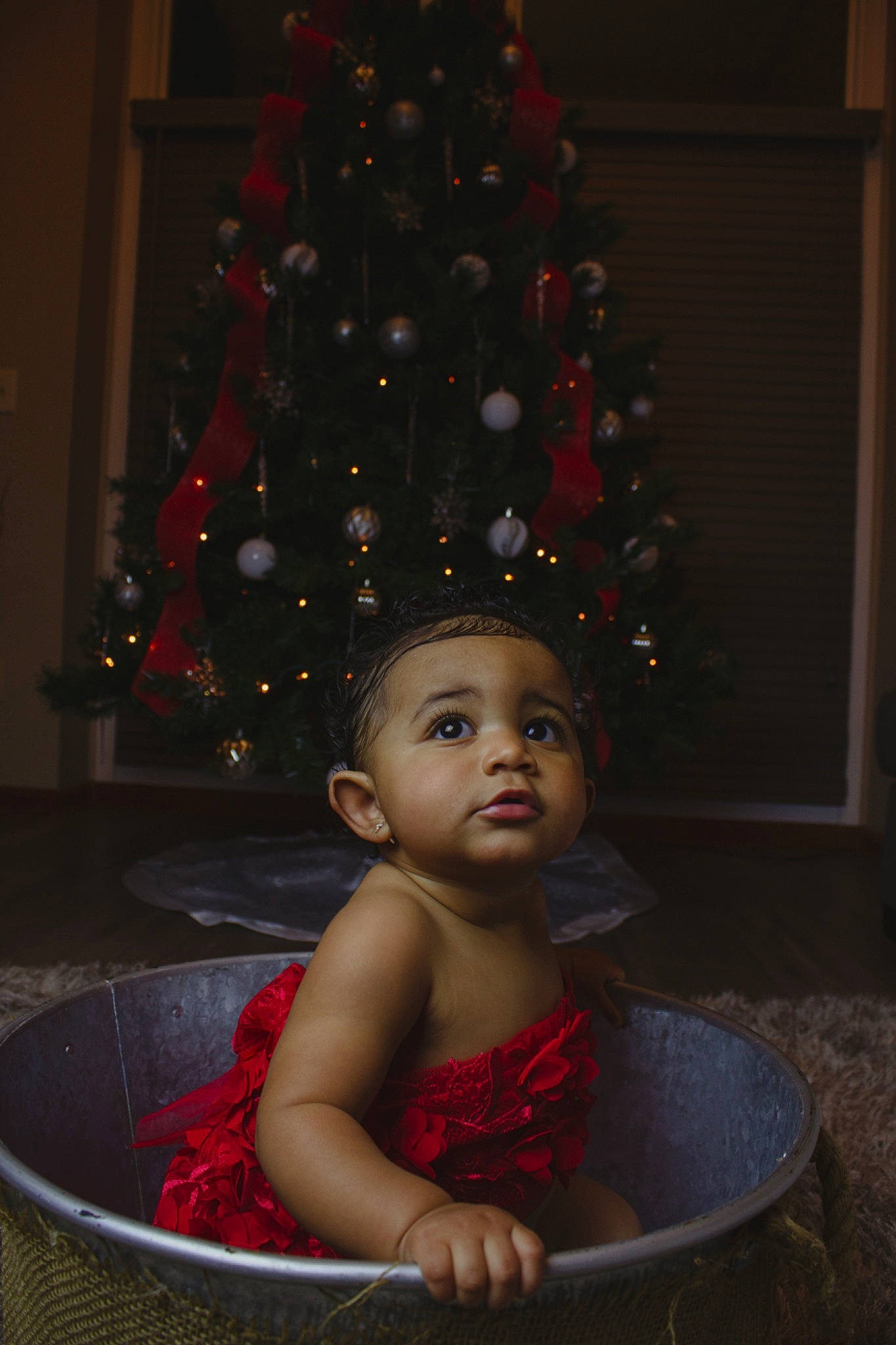 Ariya is registered to the contest to win money with this photo: black, christmas, christmas_decoration, christmas_eve, christmas_ornament, christmas_tree, conifer, event, evergreen, fun, happy, holiday, holiday_ornament, human_body, ornament, people, person, plant, red, toddler