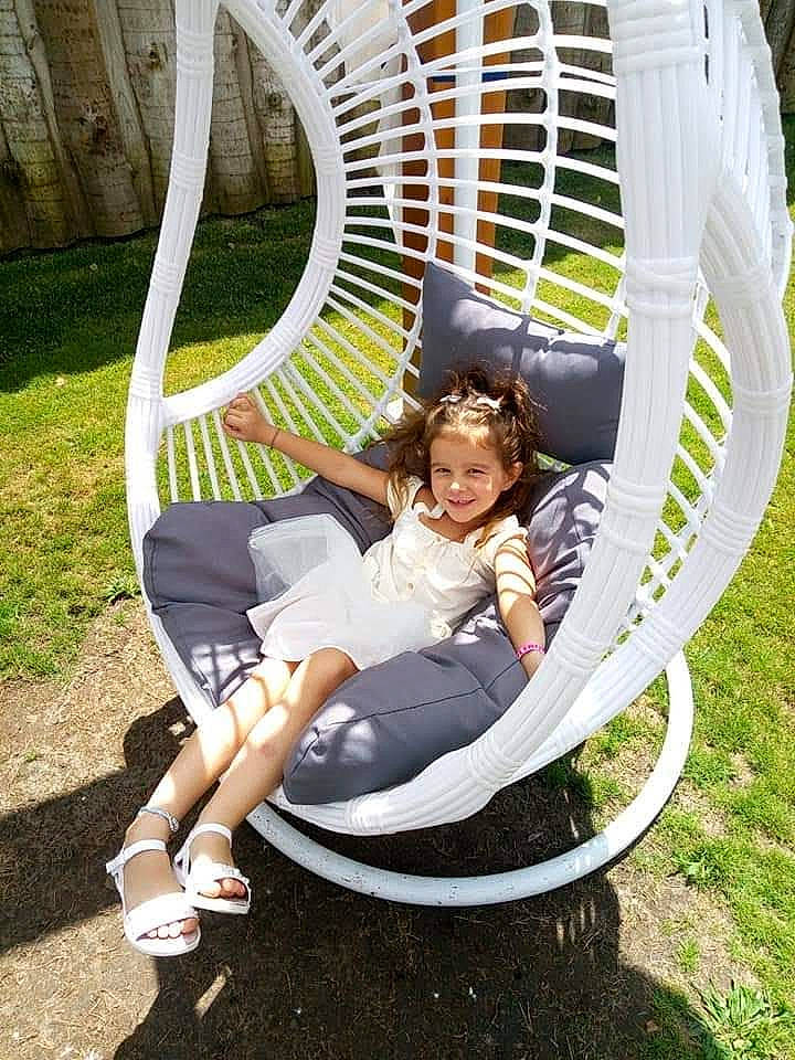 Liliana a rejoint le concours — aidez-le/la à gagner de superbes lots ! automotive_wheel_system, chair, child, comfort, fun, grass, happy, joy, leisure, outdoor_furniture, people_in_nature, person, plant, recreation, sandal, shorts, sitting, smile, sunglasses, tree