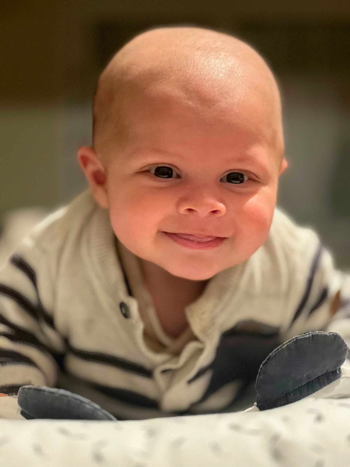 Issa a rejoint le concours — aidez-le/la à gagner de superbes lots ! baby, smiling, face, head, bald, child, infant, sweater, striped, cute, portrait, indoors, soft_light, happy, young, warm, closeup, person, apparel, cozy