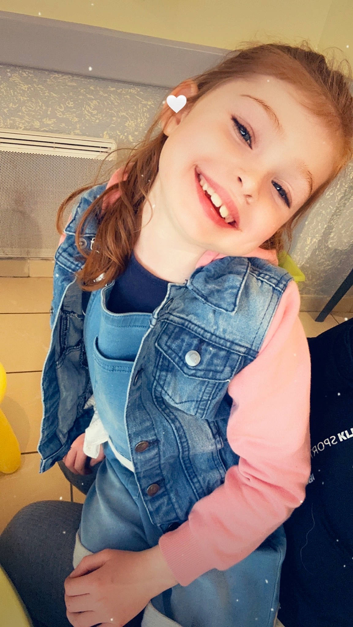 Maëlya participe au concours pour gagner de l'argent avec cette photo : arm, cool, denim, electric_blue, eye, flash_photography, gesture, happy, head, human_body, joy, lip, long_hair, mouth, neck, person, shoulder, skin, sleeve, smile