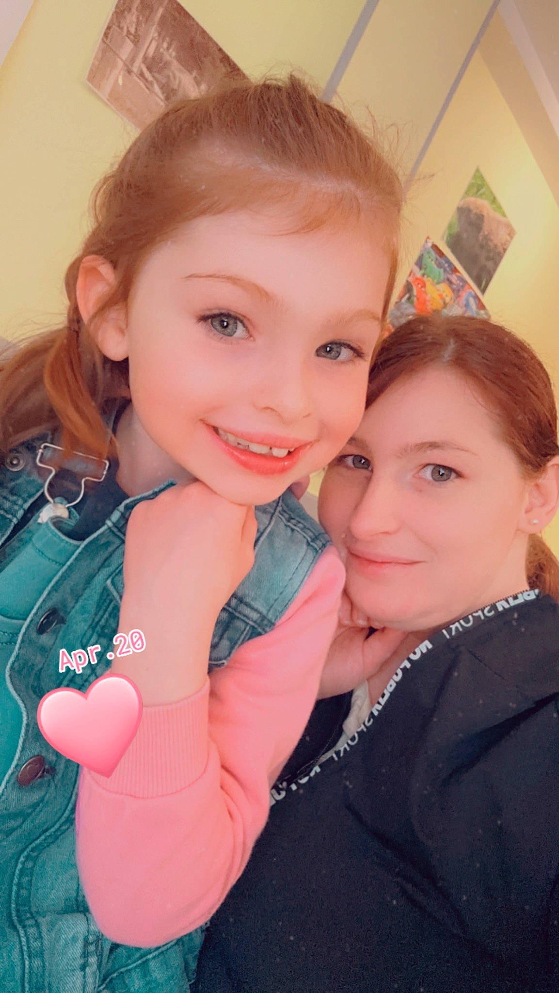 Maëlya participe au concours pour gagner de l'argent avec cette photo : blond, cheek, child, ear, event, eyebrow, face, facial_expression, fun, gesture, hair, happy, iris, jewellery, joy, lip, long_hair, mouth, necklace, person