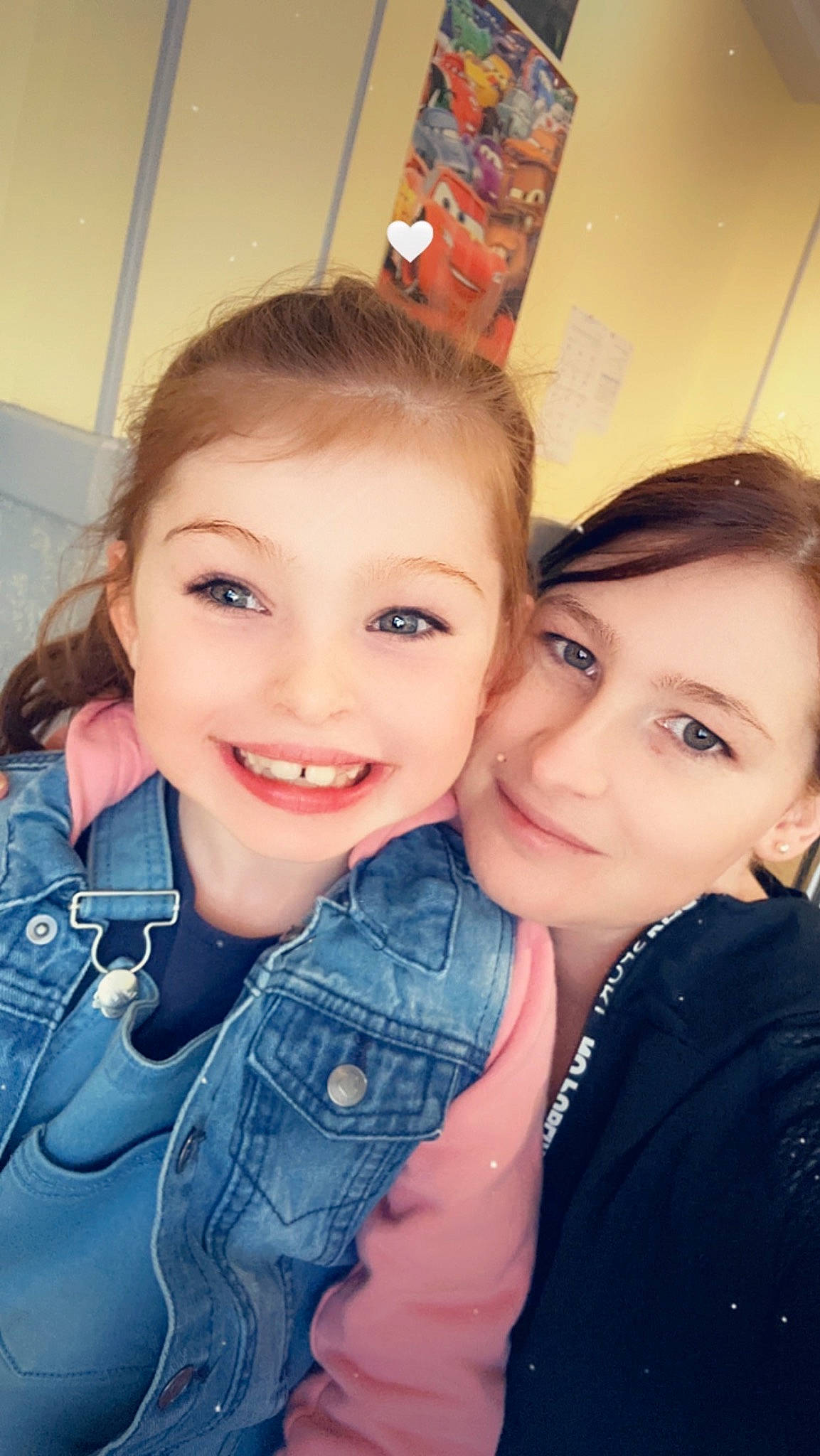 Maëlya a rejoint le concours — aidez-le/la à gagner de superbes lots ! black_hair, cheek, clothing, cool, eye, eyebrow, eyelash, eyewear, flash_photography, fun, gesture, happy, iris, jaw, joy, lip, mouth, nose, person, selfie