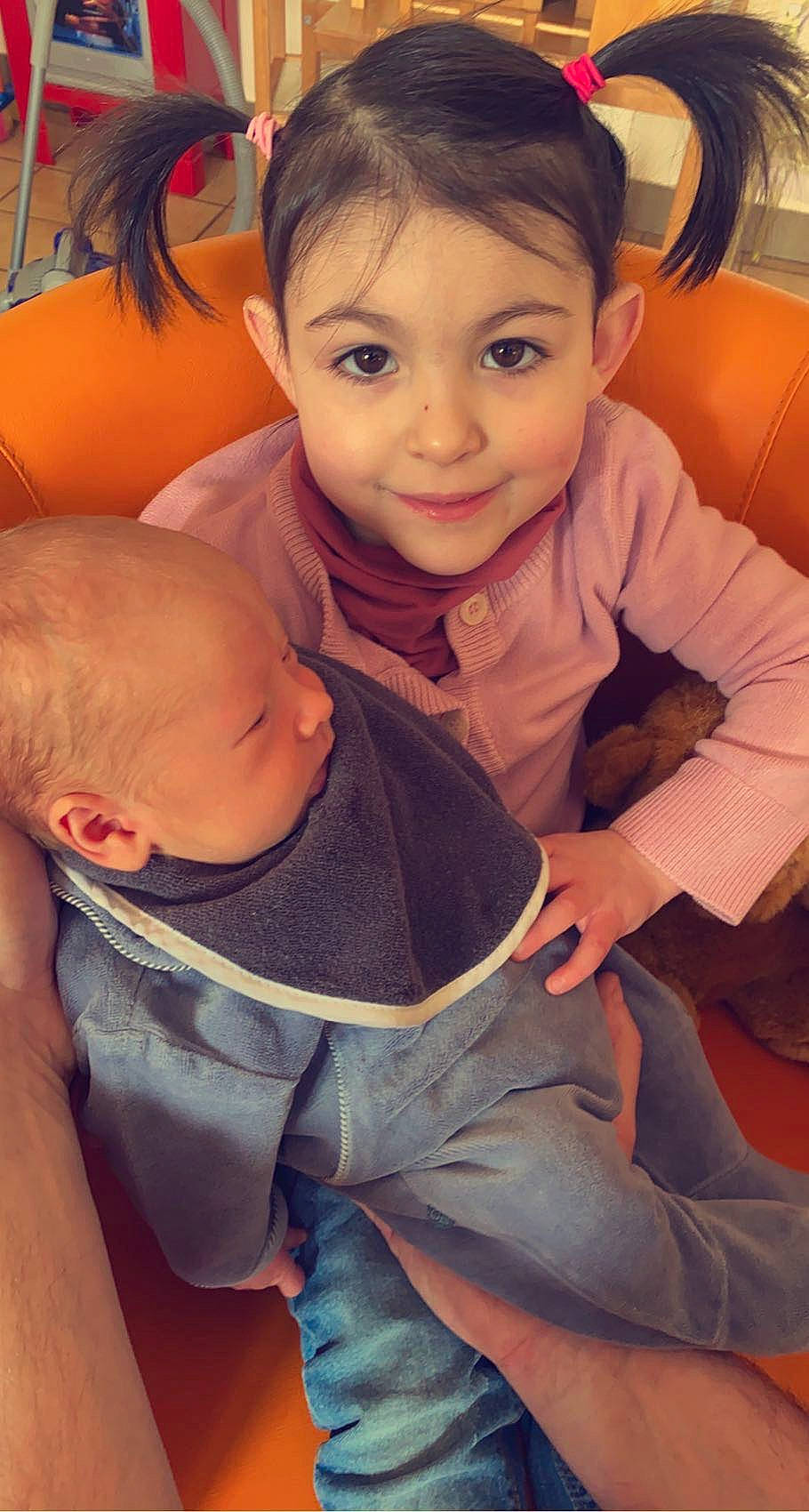 Kélya participe au concours pour gagner de l'argent avec cette photo : arm, cheek, chin, comfort, eye, eyebrow, facial_expression, hair, hairstyle, hand, head, human, human_body, iris, joy, mouth, neck, nose, organ, person