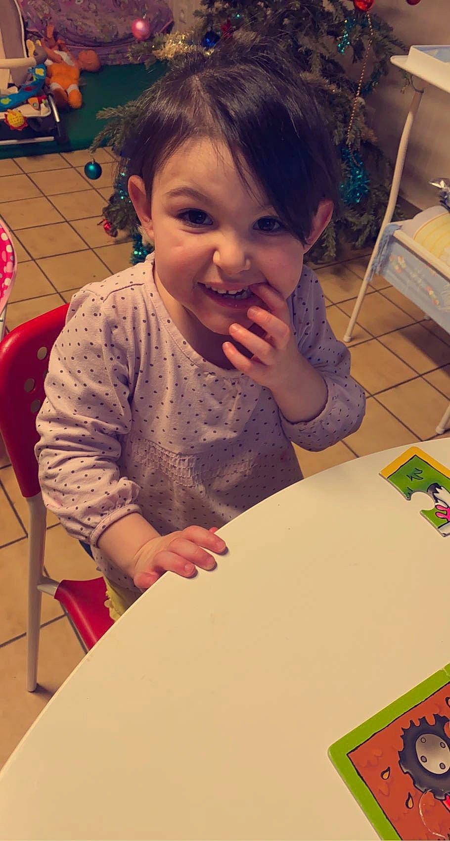 Kélya a rejoint le concours — aidez-le/la à gagner de superbes lots ! adaptation, chair, child, child_art, finger, fun, furniture, happy, joy, learning, person, play, room, sharing, sitting, smile, t_shirt, table, thumb, toddler
