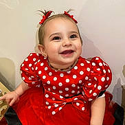María participe au concours pour gagner de l'argent avec cette photo : child, toddler, smile, red_dress, polka_dots, bow, pigtails, happy, portrait, indoor, white_wall, necklace, cheeks, eyes, teeth, sitting, hand, tulle_skirt, fabric, cute