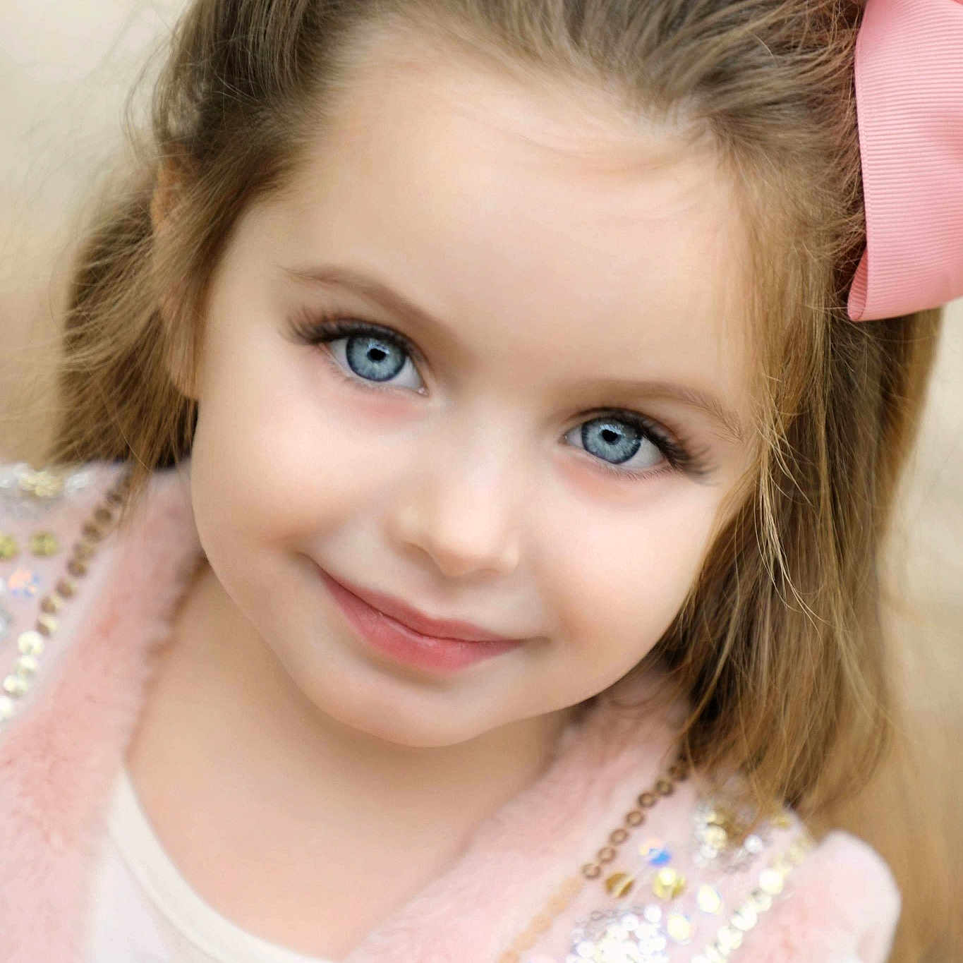 Isabella is registered to the contest to win money with this photo: beauty, blond, brown_hair, cheek, child, child_model, eye, eyebrow, face, forehead, hair, hair_accessory, hairstyle, head, joy, lip, long_hair, nose, person, pink