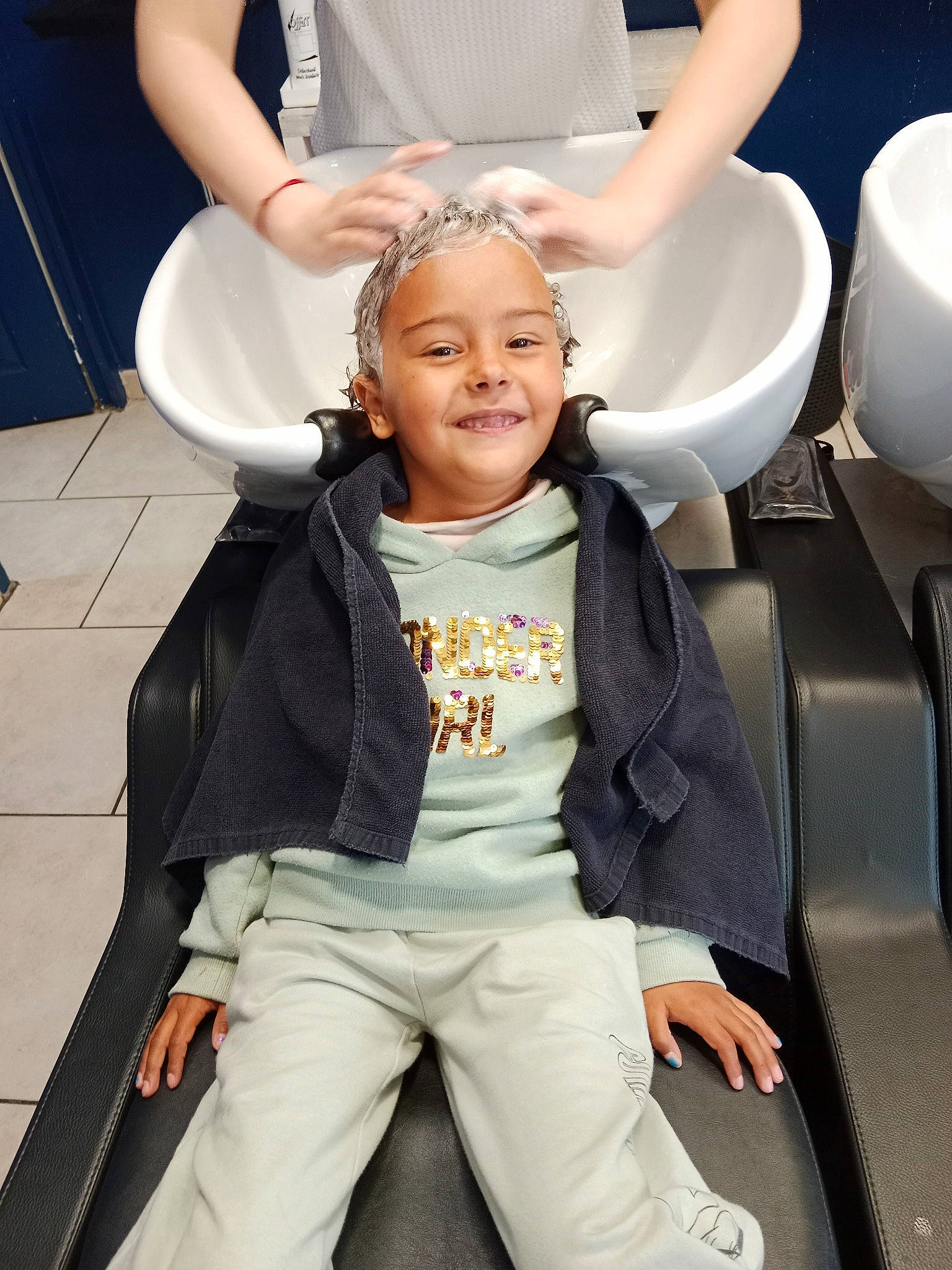 Sophia a rejoint le concours — aidez-le/la à gagner de superbes lots ! automotive_design, chair, child, comfort, event, fashion_design, flash_photography, formal_wear, fun, gesture, happy, joy, person, room, sitting, sleeve, smile, thigh, thumb, toddler