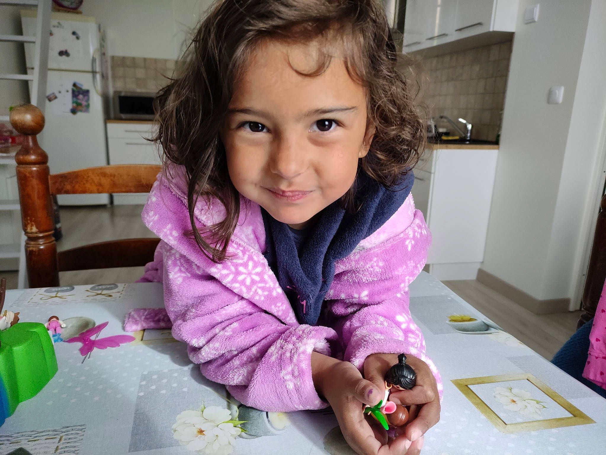 Sophia a rejoint le concours — aidez-le/la à gagner de superbes lots ! cabinetry, chair, cheek, child, clock, comfort_food, fun, happy, iris, jacket, joy, nail, party, person, play, sharing, sitting, smile, table, tableware