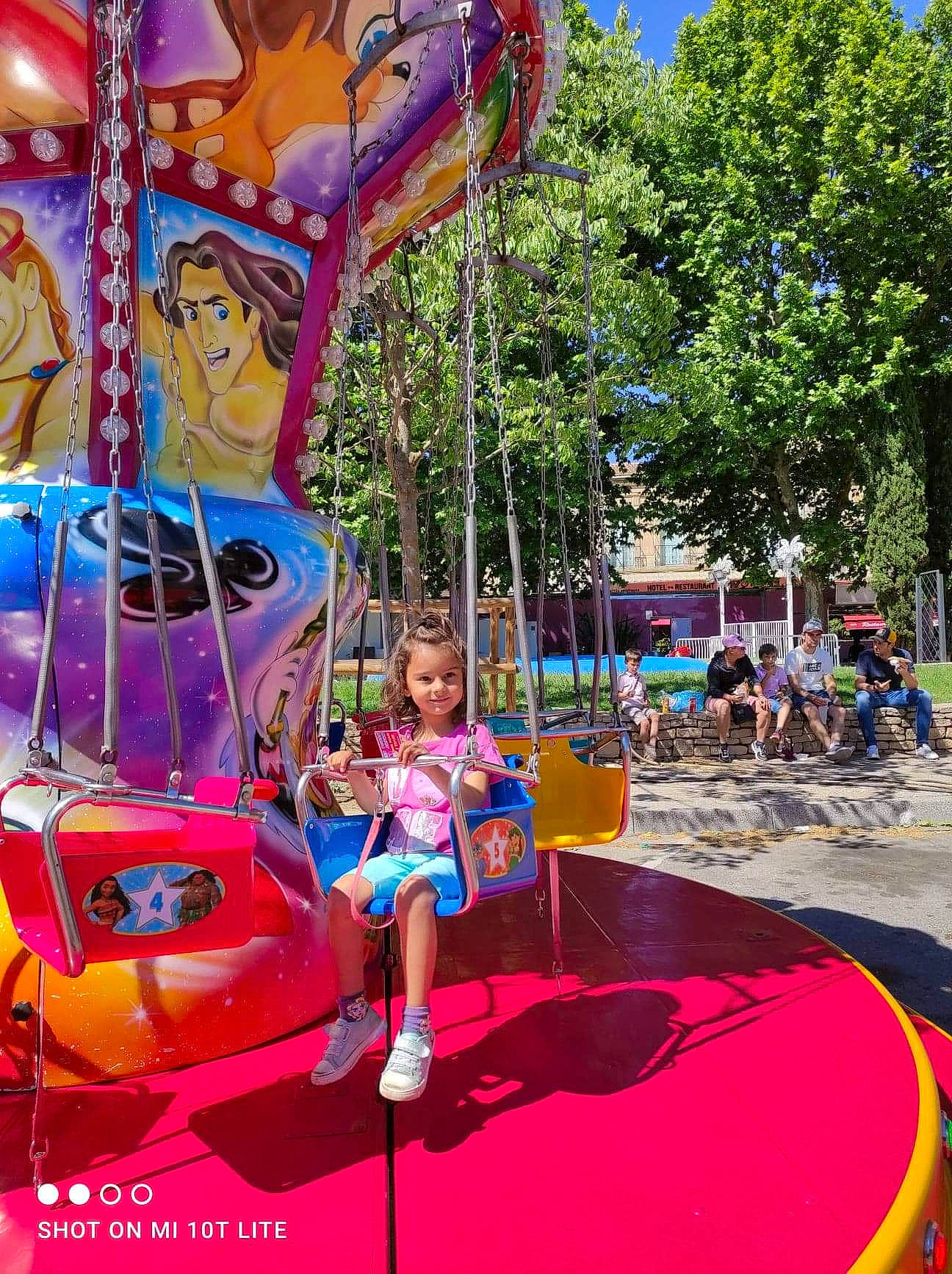 Sophia a rejoint le concours — aidez-le/la à gagner de superbes lots ! amusement_ride, chute, city, entertainment, event, fun, joy, leisure, magenta, nonbuilding_structure, outdoor_play_equipment, outdoor_recreation, person, pink, playground, pole, public_event, recreation, shorts, summer