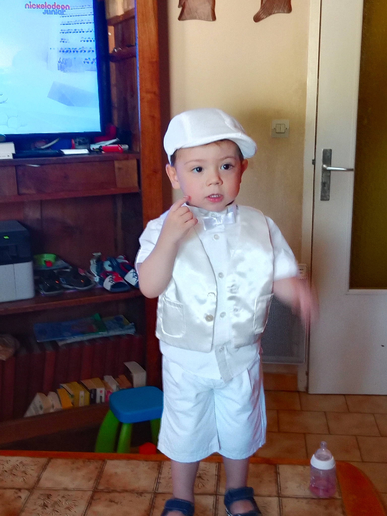 Enoha a rejoint le concours — aidez-le/la à gagner de superbes lots ! baby, baby_toddler_clothing, cap, door, event, eye, flooring, fun, hat, headwear, helmet, joint, person, room, shoe, shorts, sleeve, television, thumb, toddler