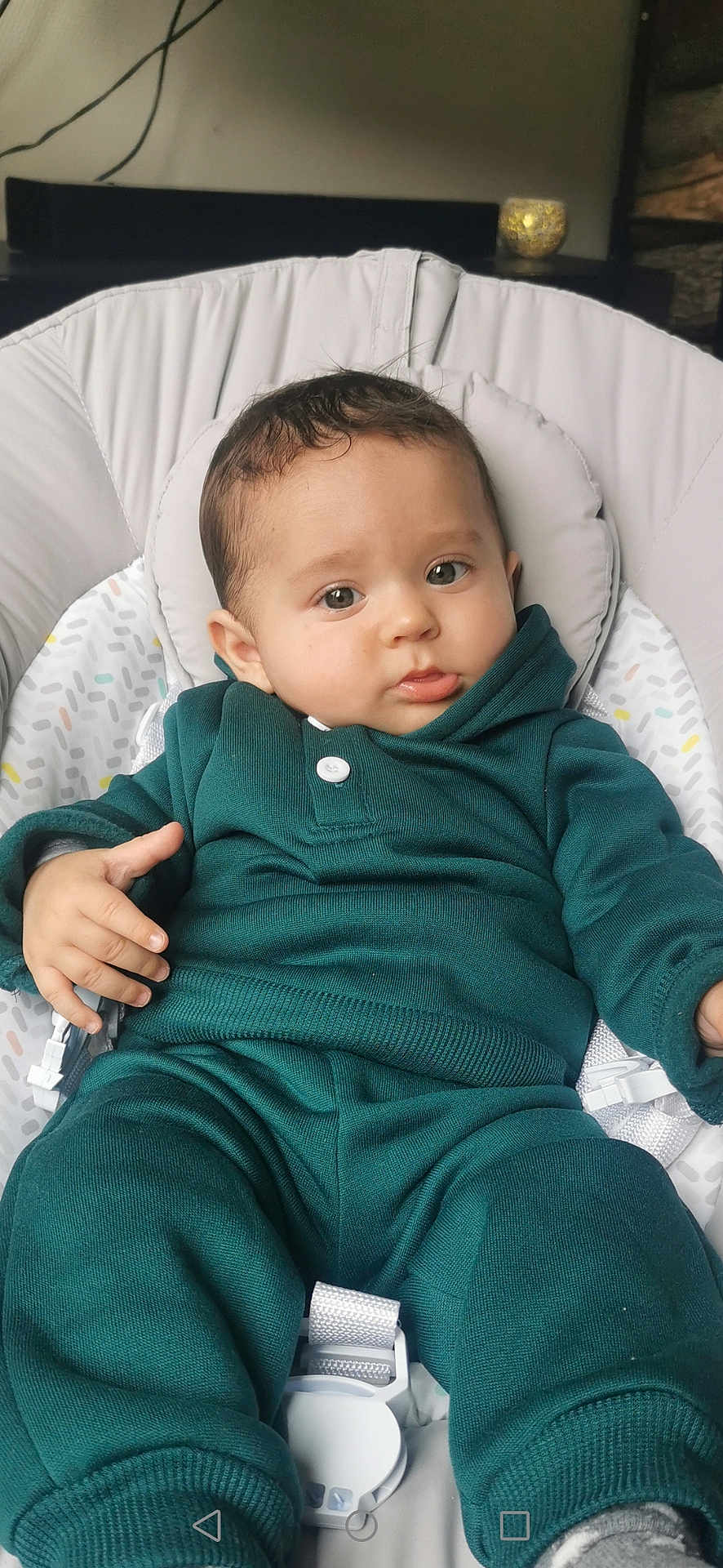 Paco a rejoint le concours — aidez-le/la à gagner de superbes lots ! baby, infant, child, green_clothing, seated, baby_seat, cushion, indoor, portrait, cute, young_child, face, expression, cozy, home, furniture, hands, eyes, pout, relaxed