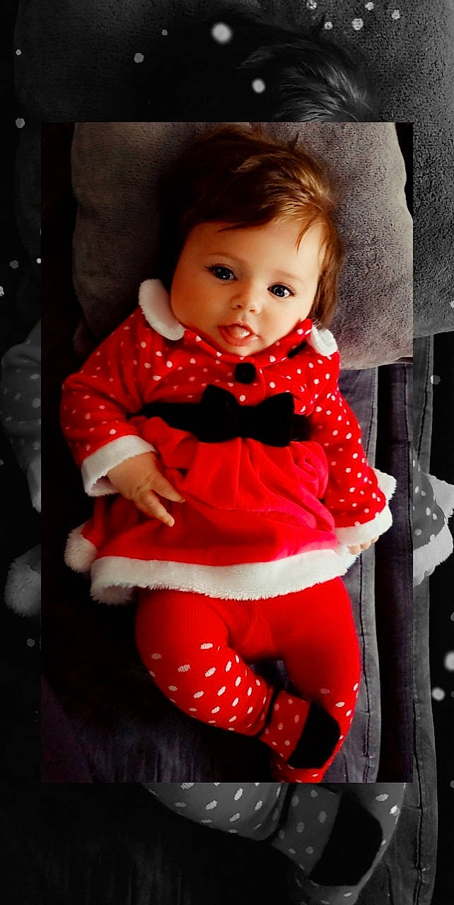 Louna participe au concours pour gagner de l'argent avec cette photo : baby, baby_toddler_clothing, child, day_dress, dress, embellishment, formal_wear, human_body, human_leg, magenta, one_piece_garment, pattern, person, pink, red, ruffle, sitting, sleeve, sock, thigh