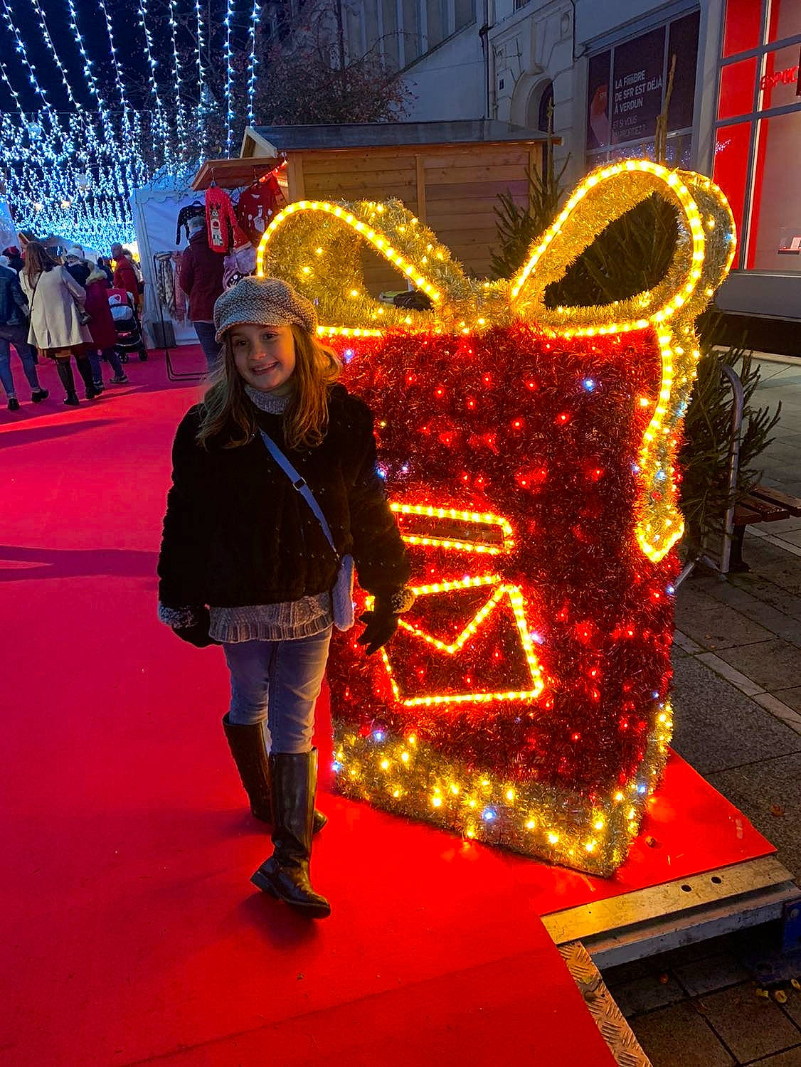 Luna participe au concours pour gagner de l'argent avec cette photo : bag, christmas, christmas_decoration, christmas_lights, decoration, electric_blue, entertainment, event, flooring, fun, happy, headwear, holiday, joy, leisure, luggage_and_bags, neon, night, pedestrian, person