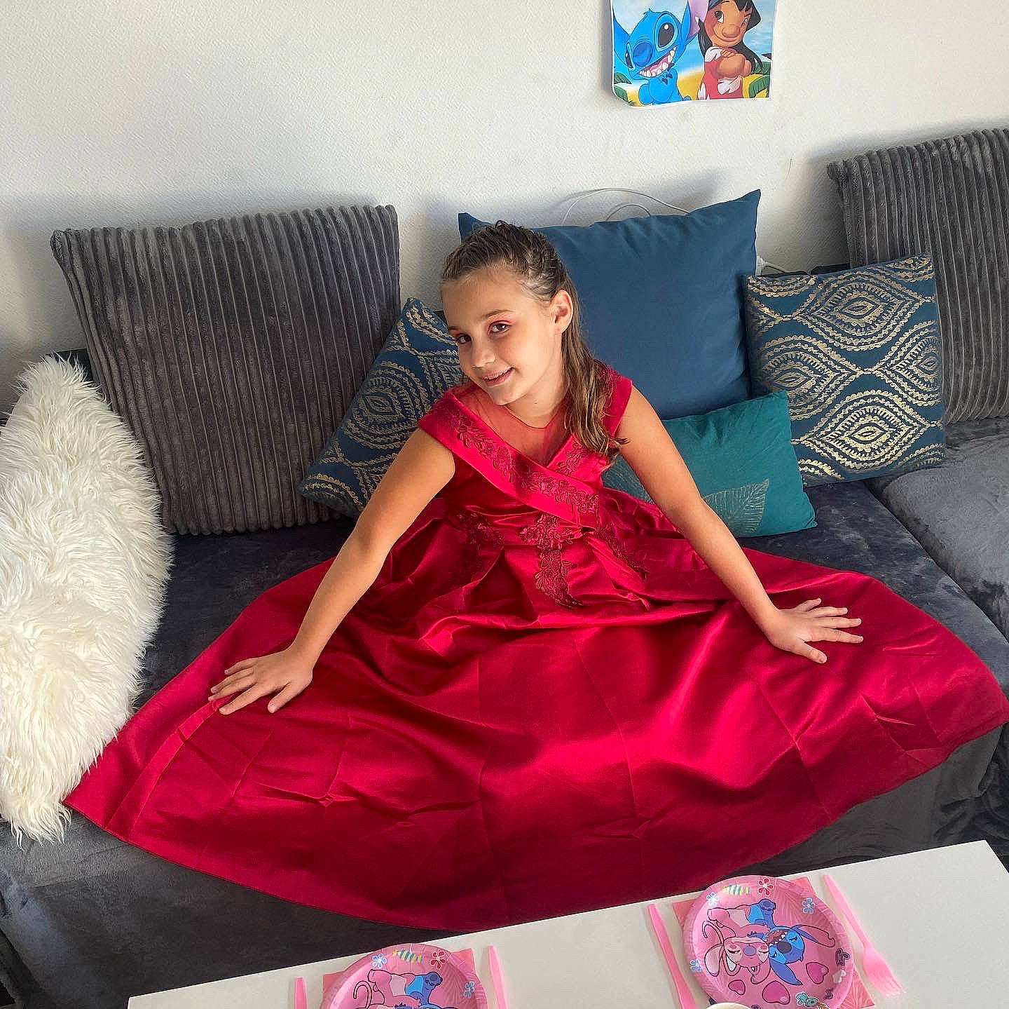 Luna participe au concours pour gagner de l'argent avec cette photo : blue, comfort, couch, fashion_design, floor, flooring, happy, human_leg, interior_design, joy, linens, living_room, magenta, person, pillow, pink, purple, rectangle, smile, studio_couch