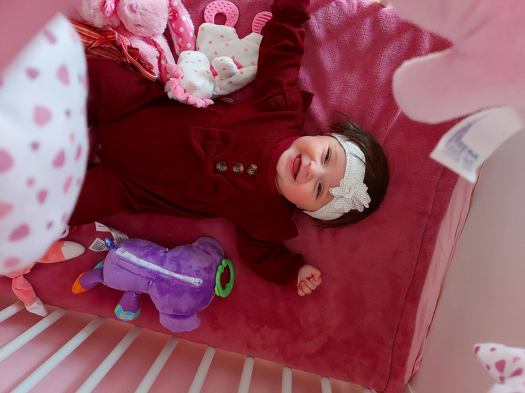 Ylona a rejoint le concours — aidez-le/la à gagner de superbes lots ! baby, baby_products, baby_toddler_clothing, baby_toys, carmine, child, comfort, headwear, linens, magenta, person, pink, product, purple, red, room, sleeve, smile, textile, toddler