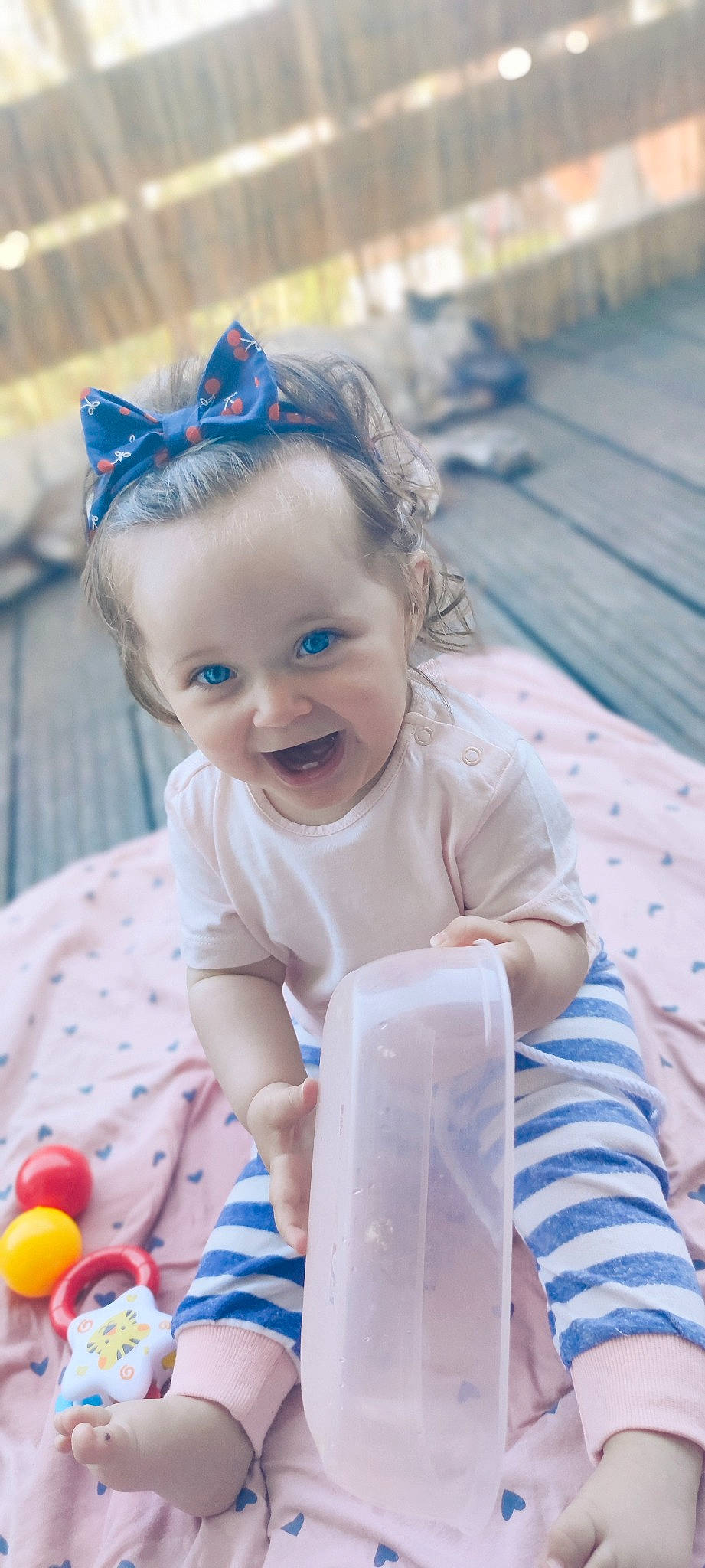 Ylona participe au concours pour gagner de l'argent avec cette photo : baby, baby_playing_with_toys, baby_products, baby_toddler_clothing, blue, child, fun, happy, headband, iris, leisure, person, photograph, product, recreation, skin, smile, snapshot, summer, toddler