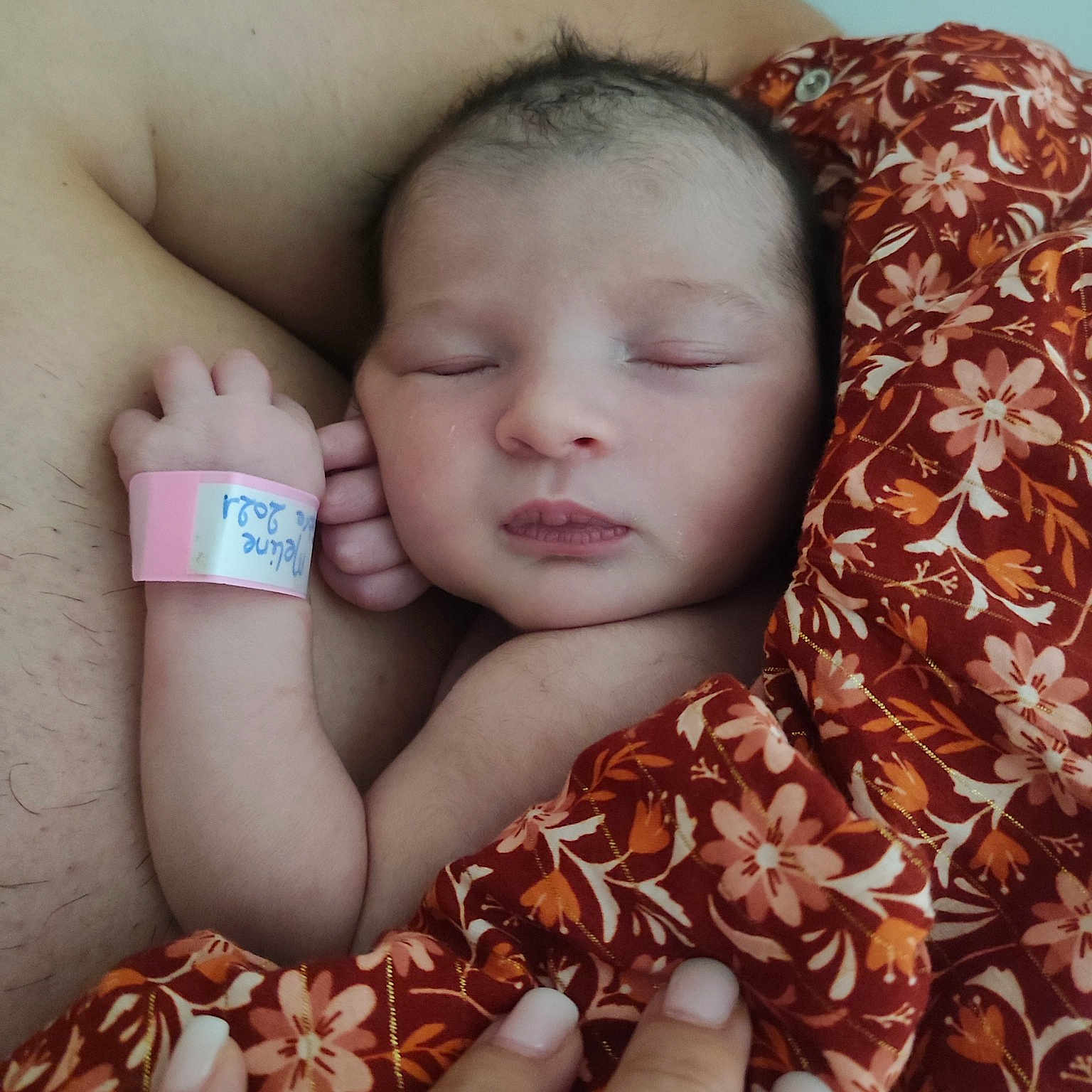 Méline a rejoint le concours — aidez-le/la à gagner de superbes lots ! comfort, eye, eyebrow, eyelash, fashion, finger, gesture, hand, happy, head, human, joint, lip, mouth, muscle, neck, organ, shoulder, skin, textile