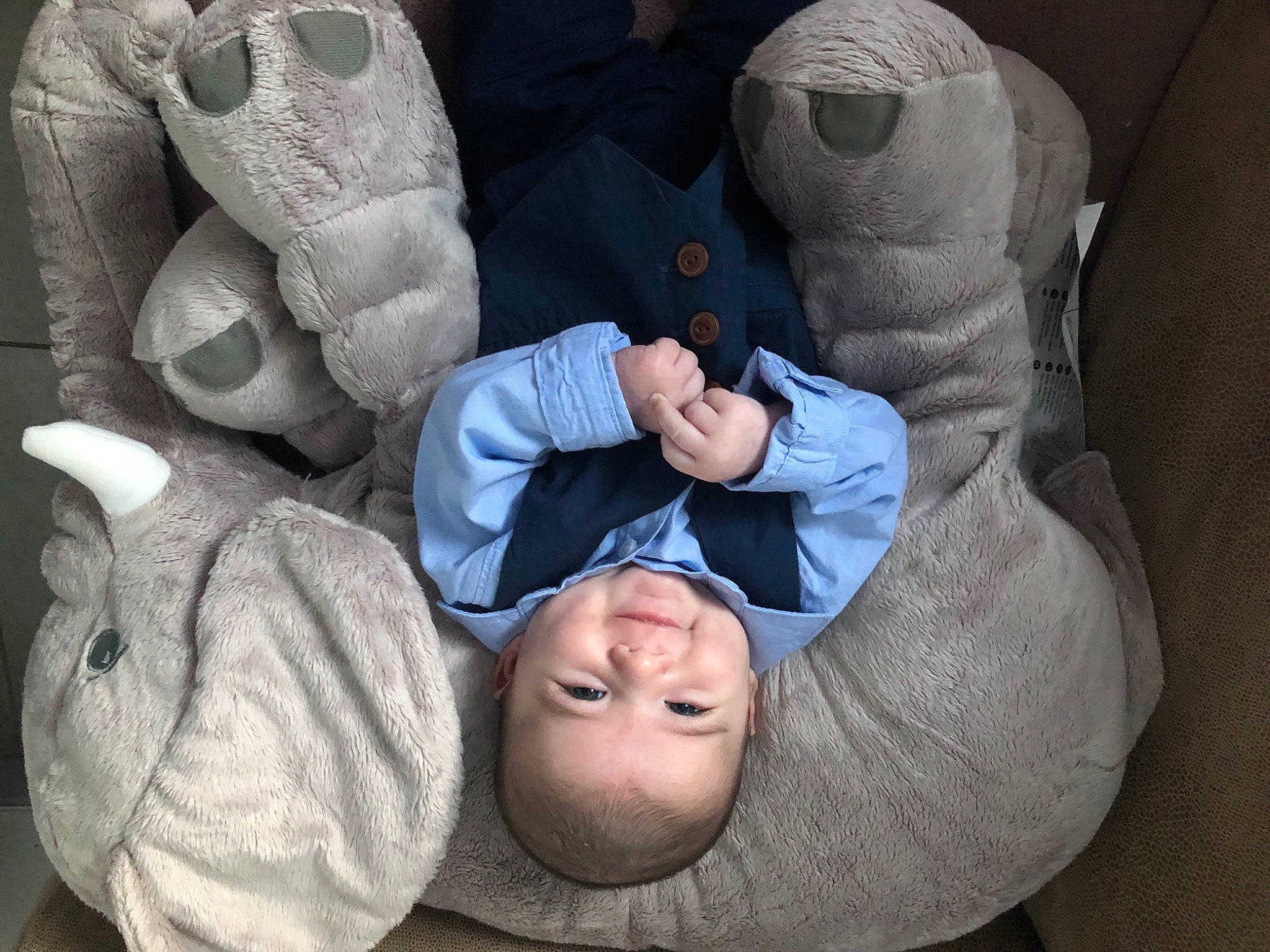 Ethan participe au concours pour gagner de l'argent avec cette photo : art, baby, child, gesture, hand, joy, person, sculpture, statue, toddler