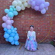 Luna a rejoint le concours — aidez-le/la à gagner de superbes lots ! child, girl, balloon_arch, balloons, dress, pastel_colors, brick_wall, outdoor, smile, party, floor_tiles, ribbons, hair_bows, celebration, festive, standing, colorful, happy, event, decoration