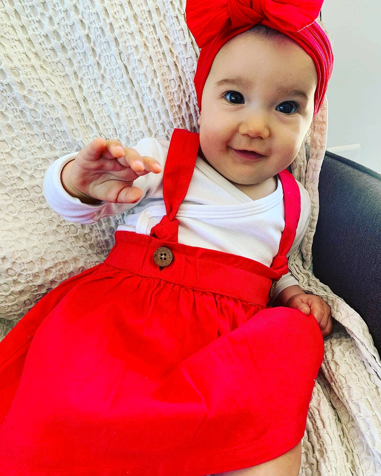 Elly a rejoint le concours — aidez-le/la à gagner de superbes lots ! baby, baby_toddler_clothing, beauty, cap, costume_hat, eye, face, fictional_character, happy, hat, head, human_body, jacket, magenta, outerwear, person, pink, skin, sleeve, smile