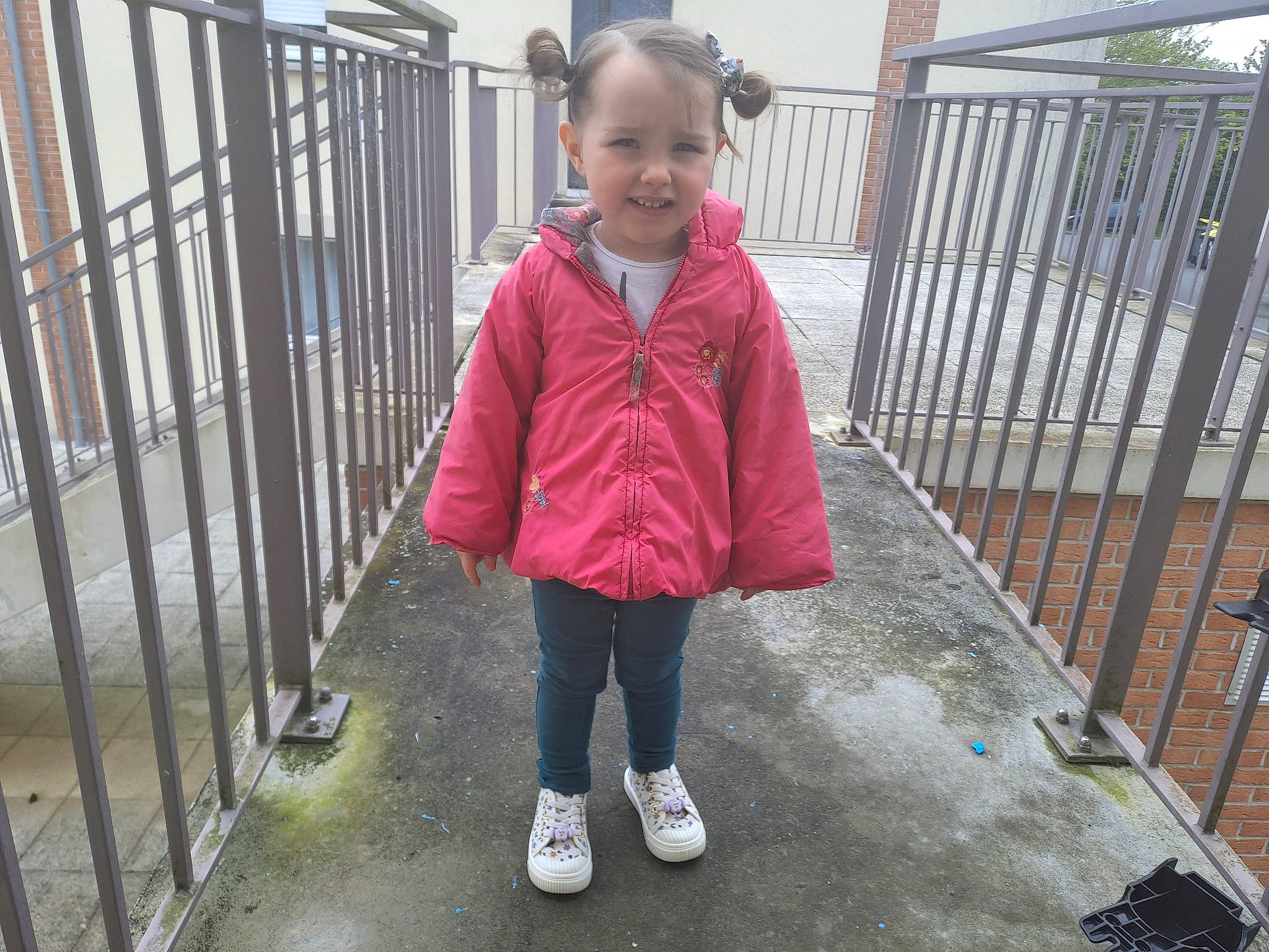 Maelys participe au concours pour gagner de l'argent avec cette photo : baby_toddler_clothing, child, city, fence, fun, grass, handrail, joy, leisure, magenta, metal, pattern, person, recreation, sidewalk, sleeve, smile, toddler, tree, vacation