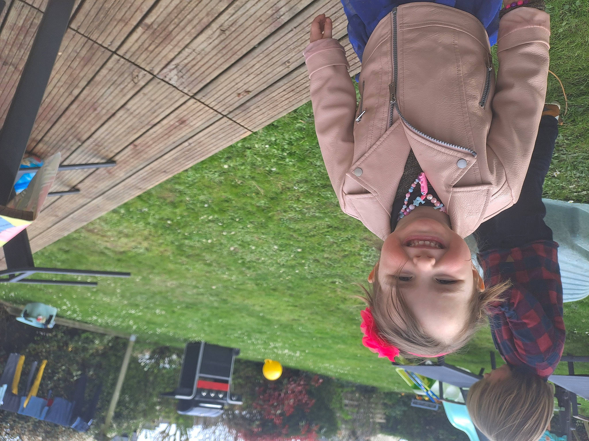 Maelys a rejoint le concours — aidez-le/la à gagner de superbes lots ! event, eyewear, fun, grass, happy, joy, landscape, leisure, person, plant, recreation, roof, smile, tree, wood