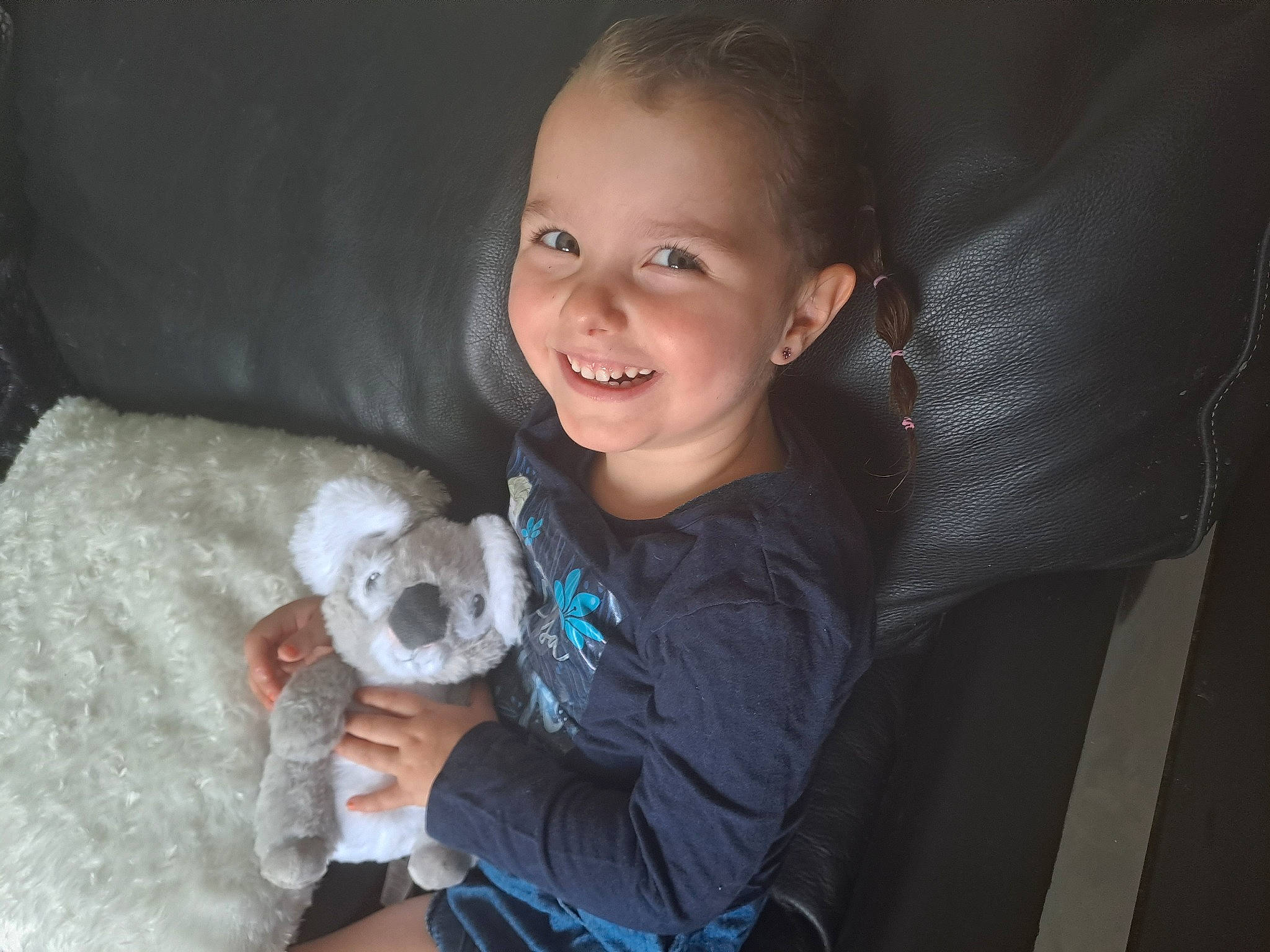 Maelys participe au concours pour gagner de l'argent avec cette photo : baby_toddler_clothing, child, comfort, felidae, finger, flash_photography, fun, happy, iris, joy, nose, person, sitting, skin, smile, stuffed_toy, teddy_bear, toddler, toy, tree