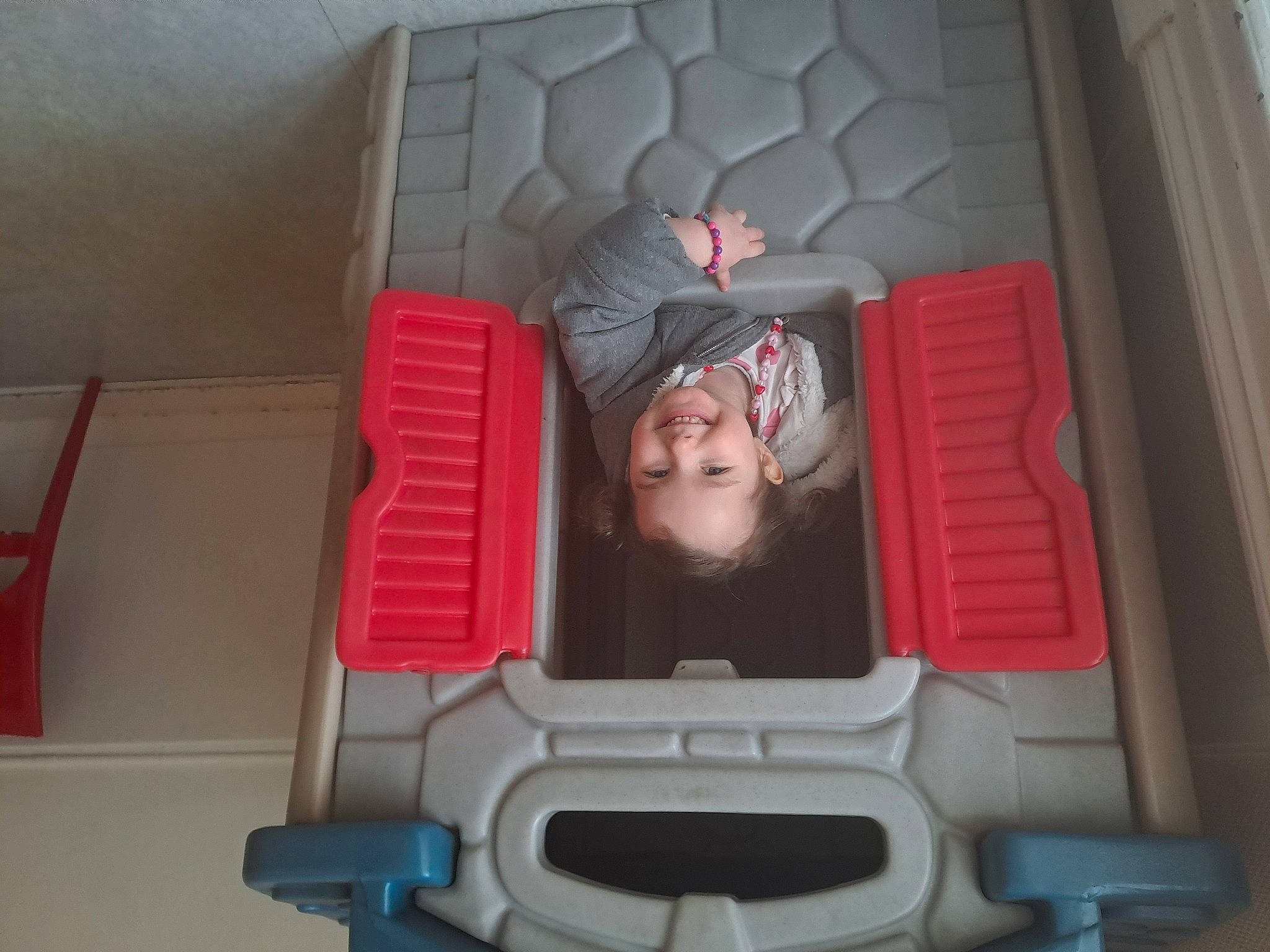 Maelys a rejoint le concours — aidez-le/la à gagner de superbes lots ! auto_part, automotive_design, baby, carmine, child, comfort, fictional_character, fun, helmet, joy, machine, magenta, motor_vehicle, mouth, person, pink, red, room, smile, t_shirt