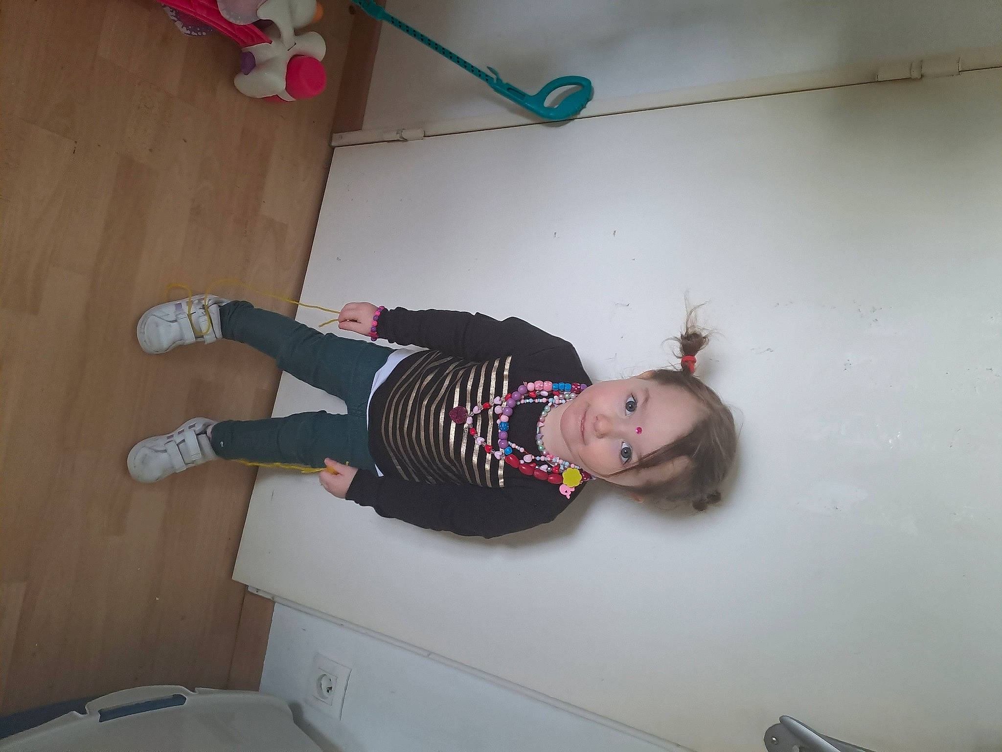 Maelys a rejoint le concours — aidez-le/la à gagner de superbes lots ! baby_toddler_clothing, child, comfort, floor, flooring, fun, happy, hardwood, human_leg, knee, outdoor_shoe, person, room, smile, sock, t_shirt, thigh, toddler, walking_shoe, wood