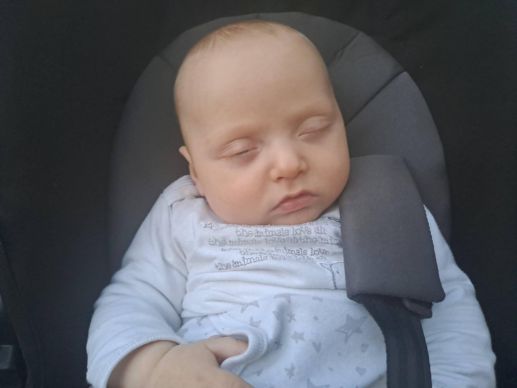 Ayden a rejoint le concours — aidez-le/la à gagner de superbes lots ! baby, baby_products, baby_toddler_clothing, cheek, child, comfort, flash_photography, linens, person, portrait_photography, sitting, sleeve, smile, thumb, toddler