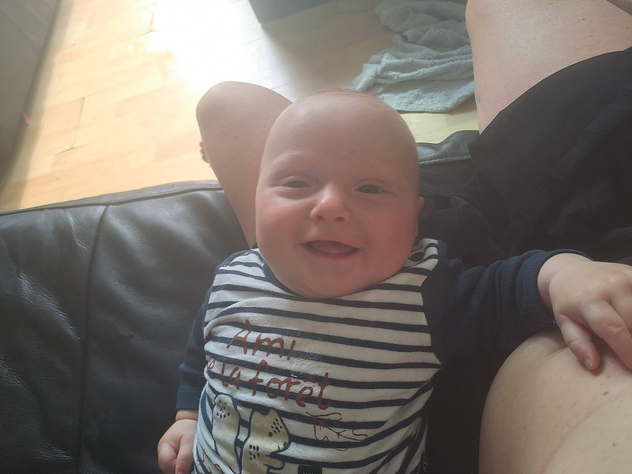 Ayden participe au concours pour gagner de l'argent avec cette photo : baby, baby_toddler_clothing, child, cloud, comfort, elbow, finger, fun, gesture, happy, human_leg, lap, person, skin, smile, t_shirt, thigh, thumb, toddler, trunk