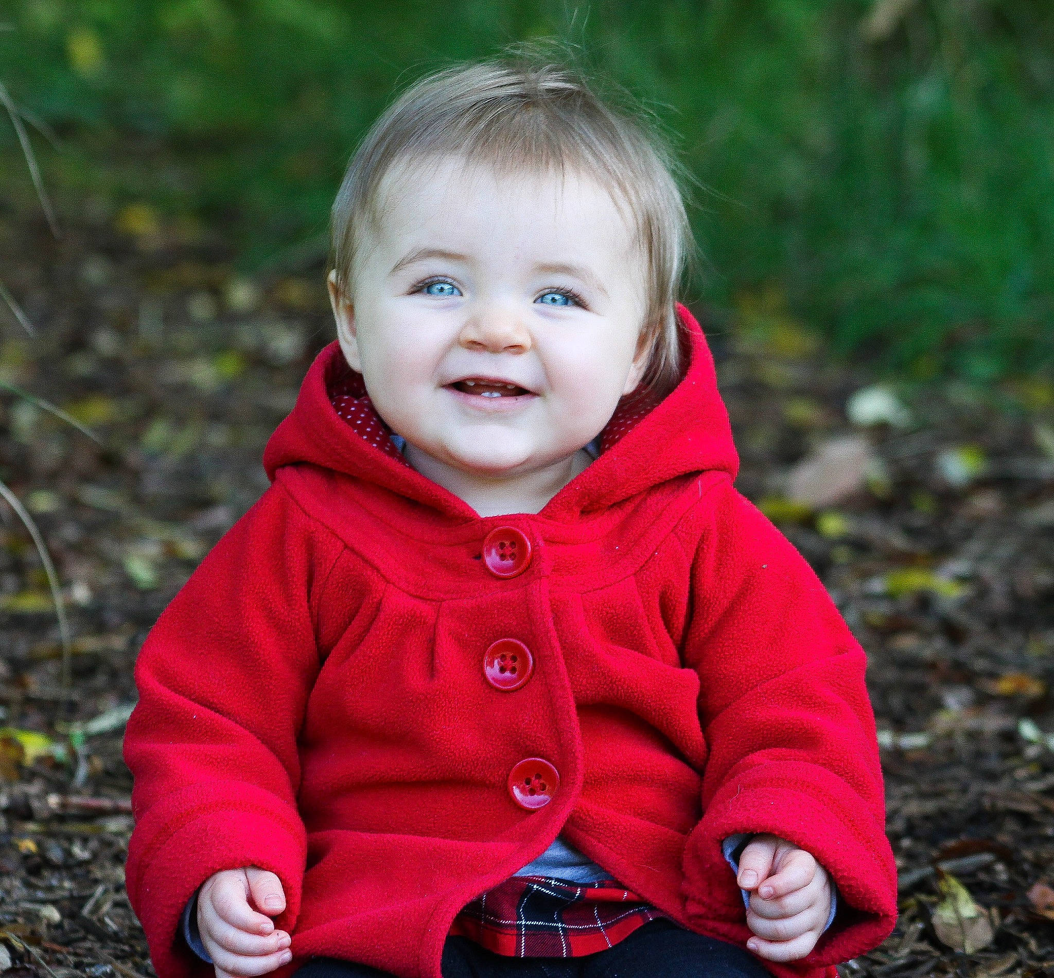Louve a rejoint le concours — aidez-le/la à gagner de superbes lots ! baby, baby_toddler_clothing, cheek, child, eye, grass, happy, iris, jacket, joy, magenta, outerwear, pattern, people_in_nature, person, plant, portrait_photography, sitting, sleeve, smile