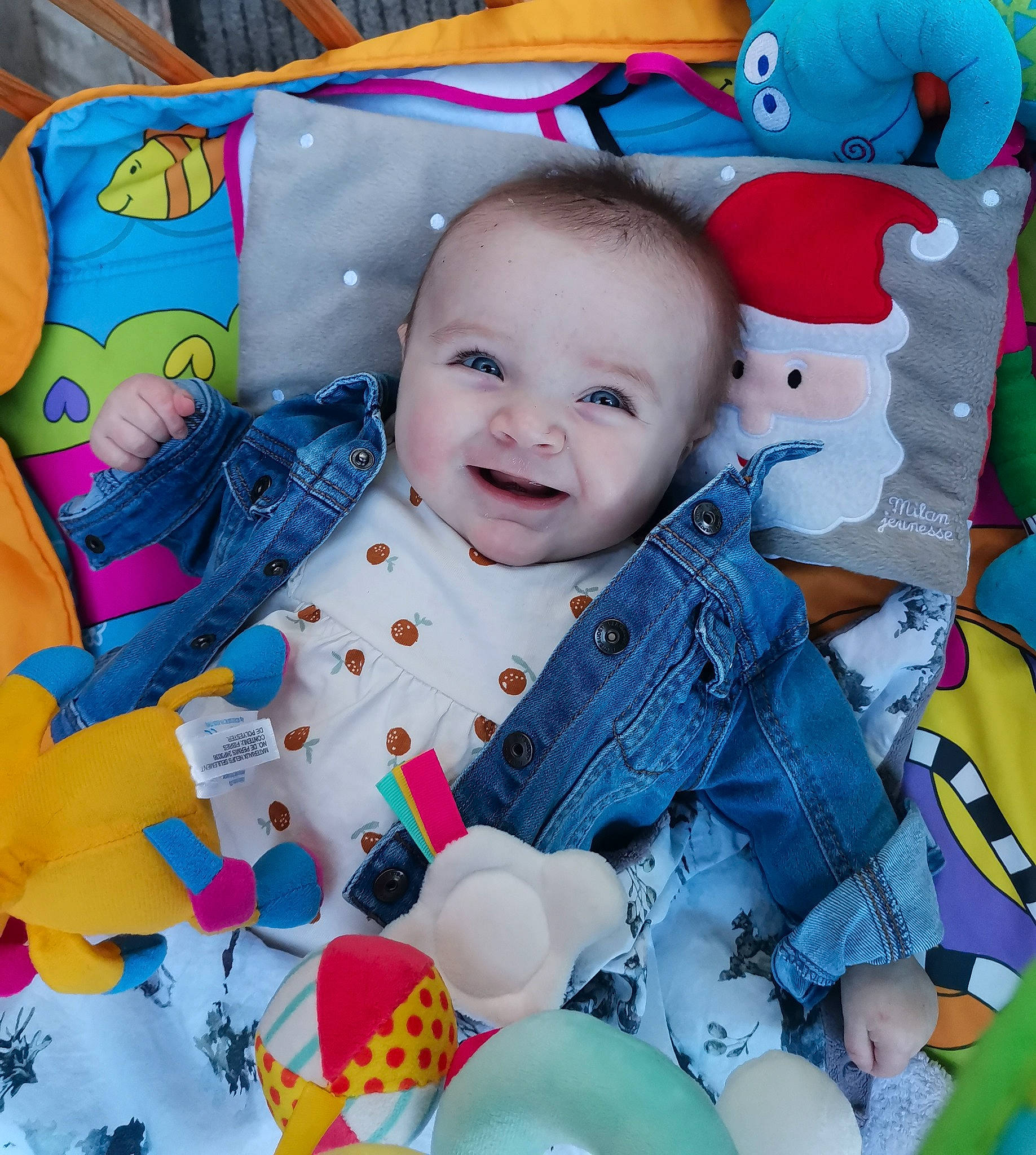 Louve participe au concours pour gagner de l'argent avec cette photo : baby, baby_products, baby_toddler_clothing, beauty, cheek, facial_expression, fun, happy, orange, organ, people, person, pink, product, red, skin, sleeve, smile, textile, toddler