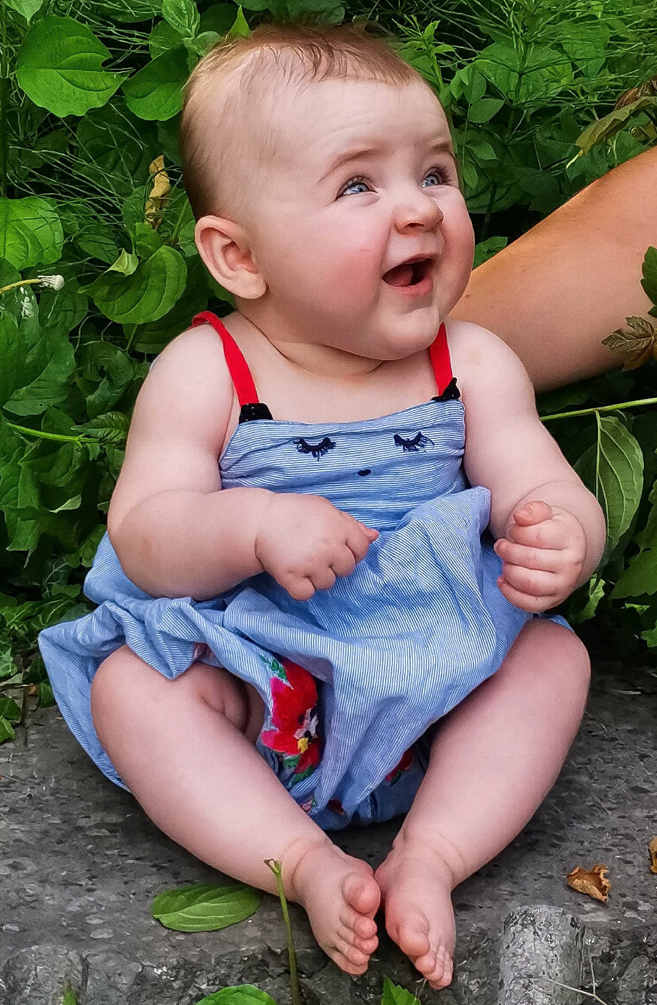 Louve a rejoint le concours — aidez-le/la à gagner de superbes lots ! baby, baby_toddler_clothing, child, finger, foot, fun, grass, green, happy, iris, leisure, pattern, people_in_nature, person, photograph, plant, portrait_photography, sitting, skin, summer